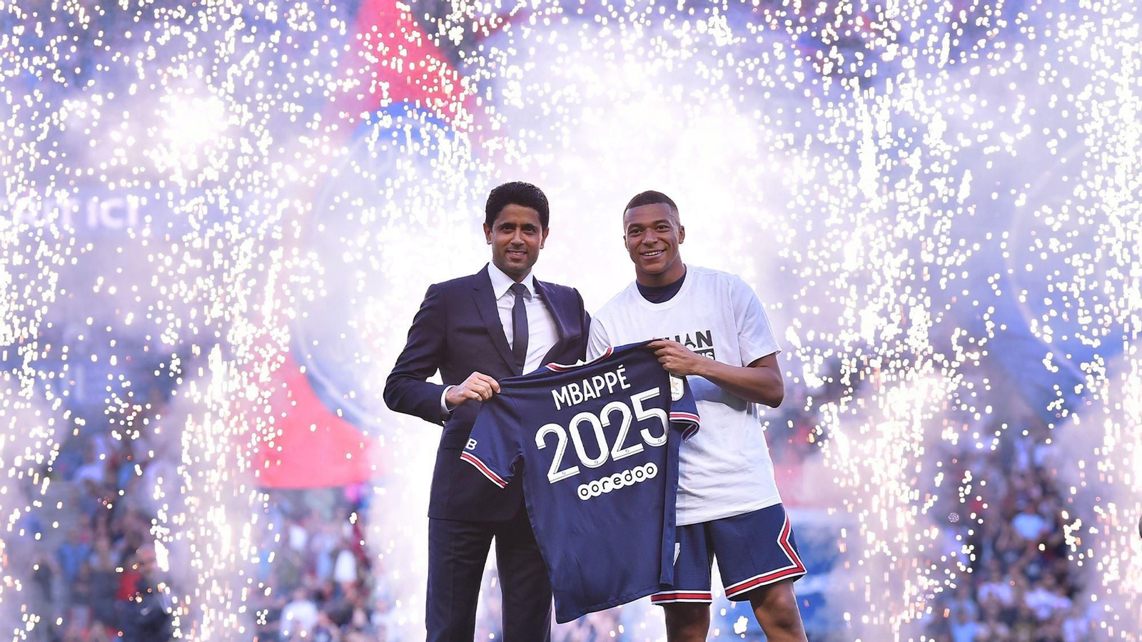 Mbappé junto al presidente del PSG, Nasser Al-Khelaifi, y una camiseta con el año hasta que durará su contrato.