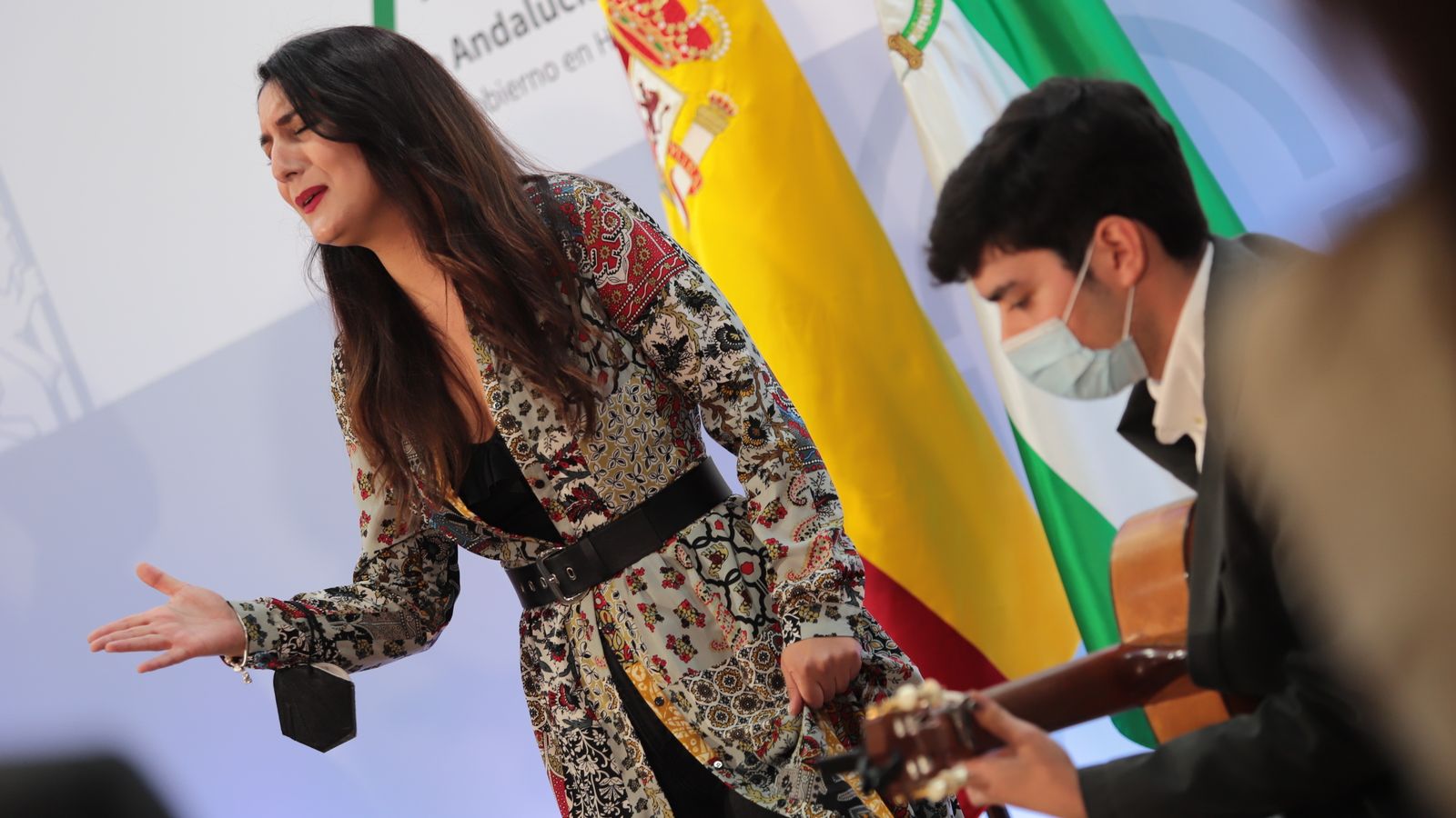 La cantaora Rocío Mayoral interpreta el himno de Andalucía para cerrar el acto.