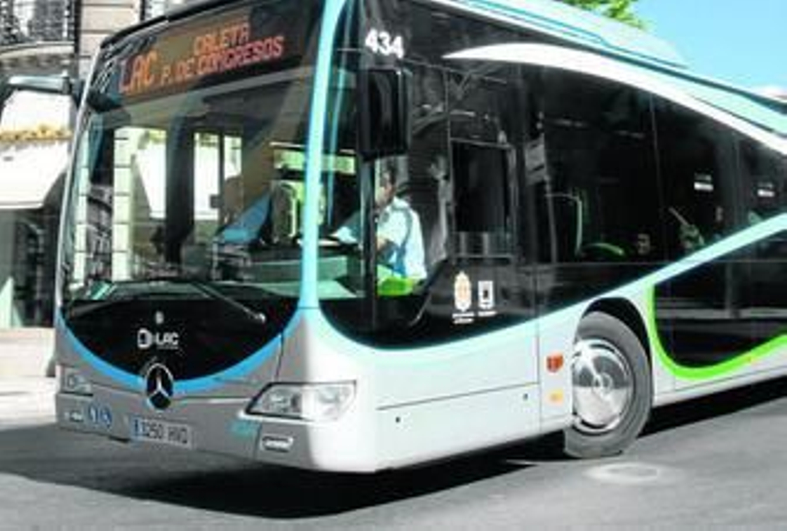 Multas de 40 euros para quienes se monten sin billete en la LAC