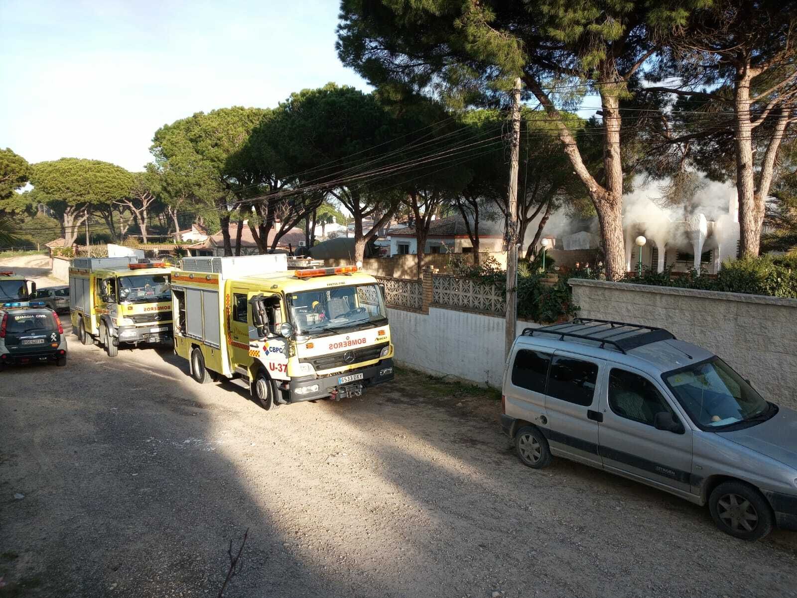 Vehículos de bomberos en la calle La Marisma, frente a la casa donde se produjo el incendio.