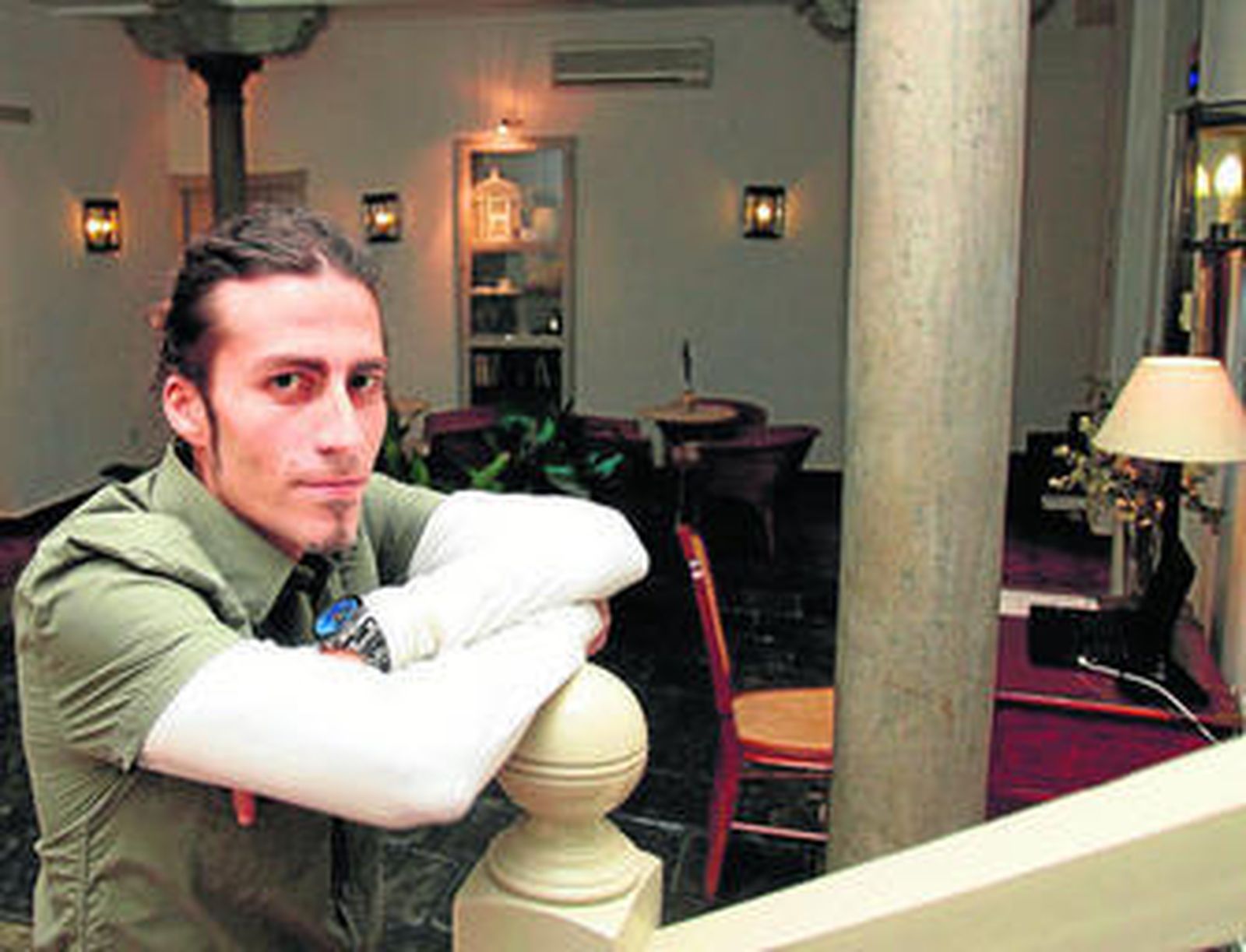 Miguel Dueñas, ayer, en el hall de un hotel de la calle Navas.