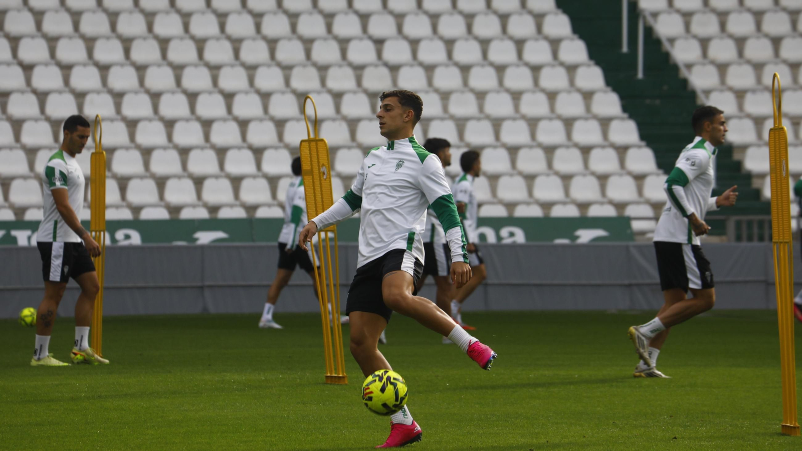 Juan María Alcedo golpea el balón durante un entrenamiento en El Arcángel.