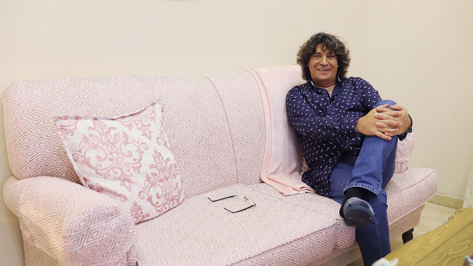 El cantaor, en el salón de su domicilio.