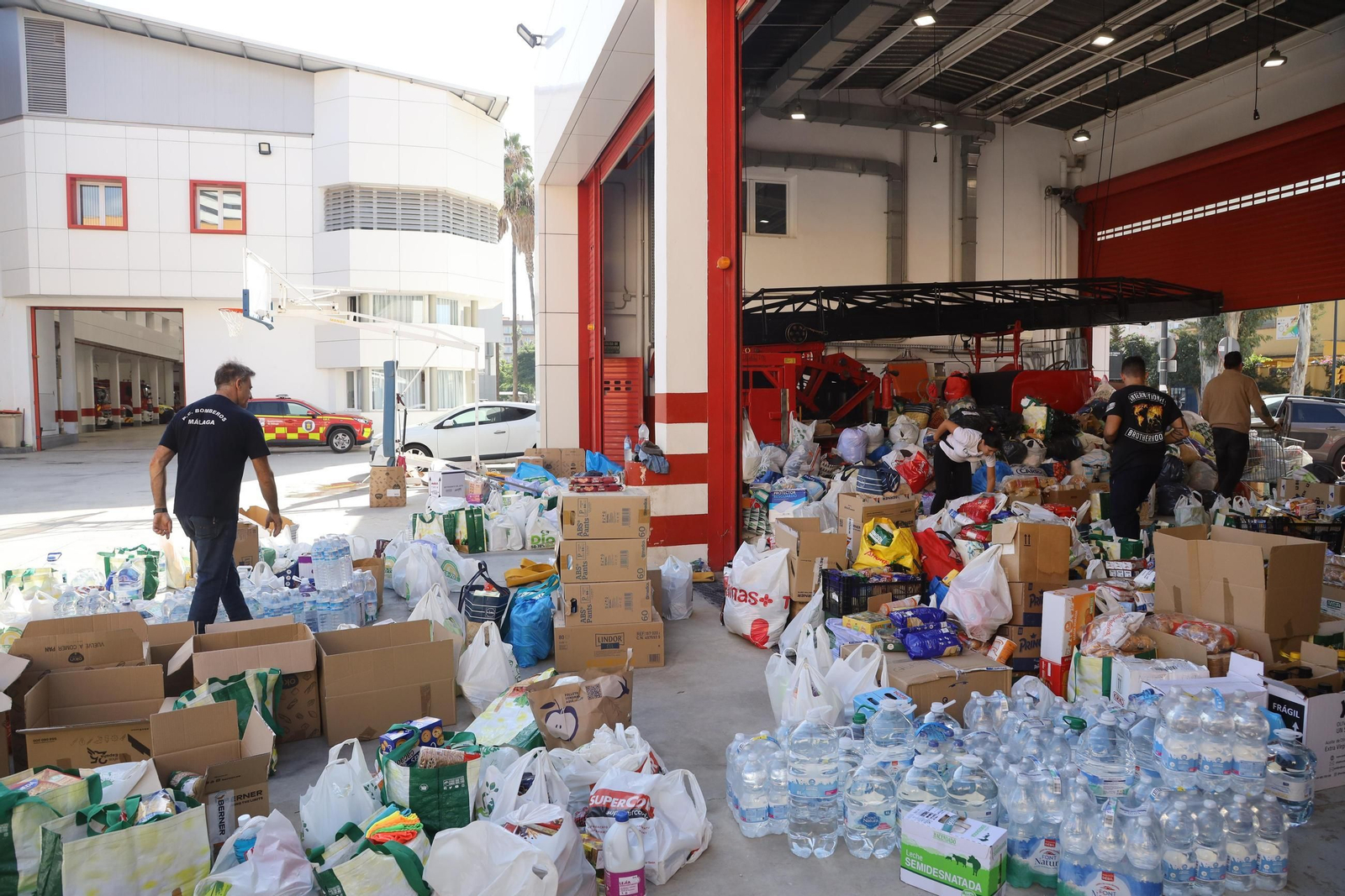 Donaciones en los parques de bomberos de Málaga para Valencia
