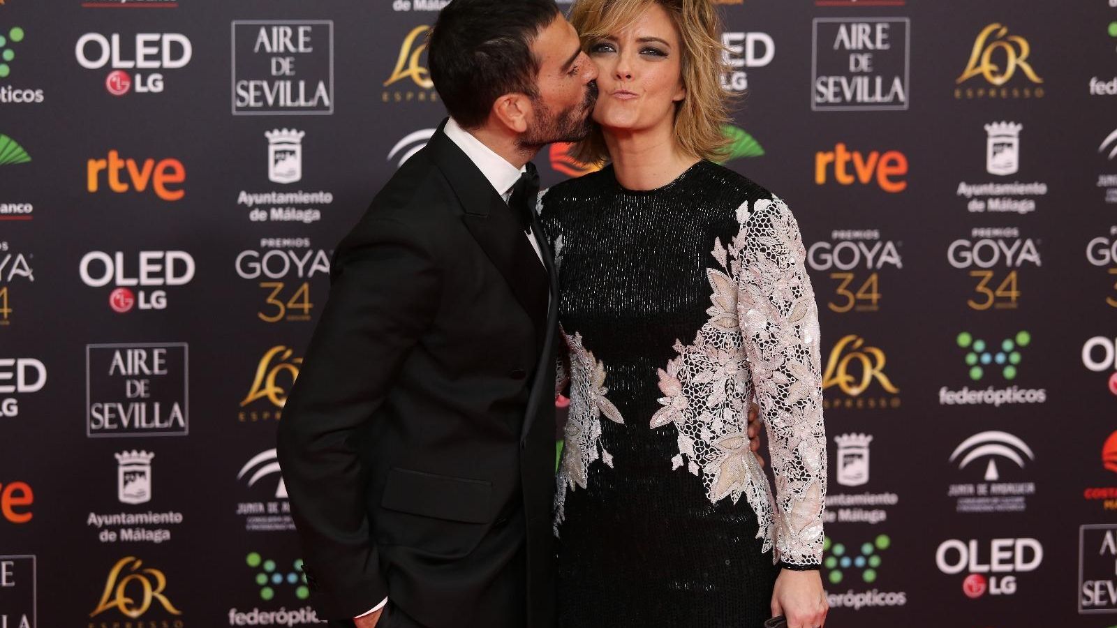 La periodista María Casado con un vestido de Sara Montiel en la alfombra roja de los Goya en Málaga.