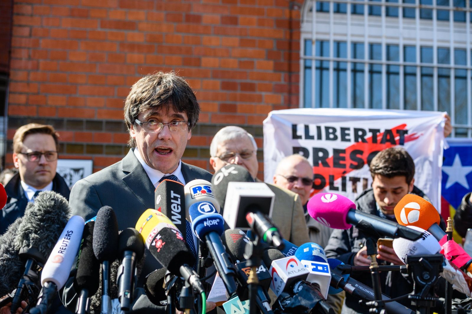 Puigdemont atendiendo a los medios tras abandonar la cárcel de Neumünster.