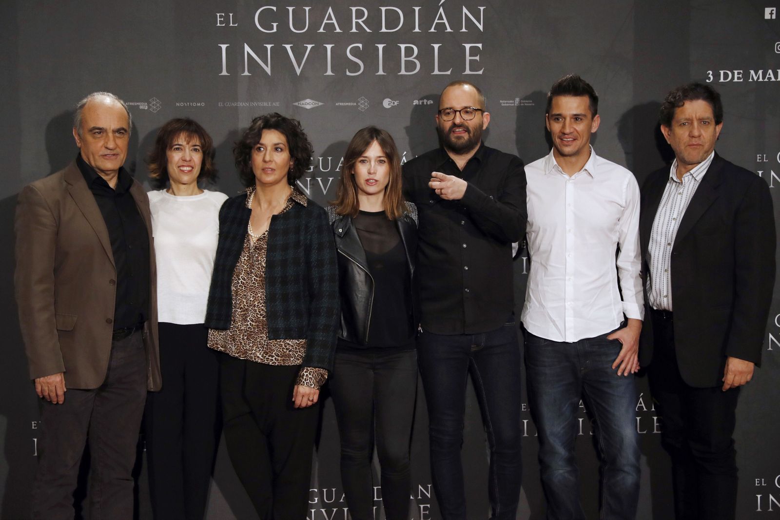 Fernando González Molina y Marta Etura, en el centro, junto al resto del equipo de 'El guardián invisible'.