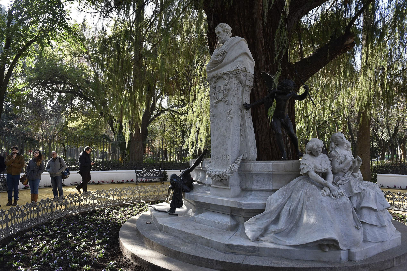 El monumento a Bécquer una vez finalizada la restauración del año 2016