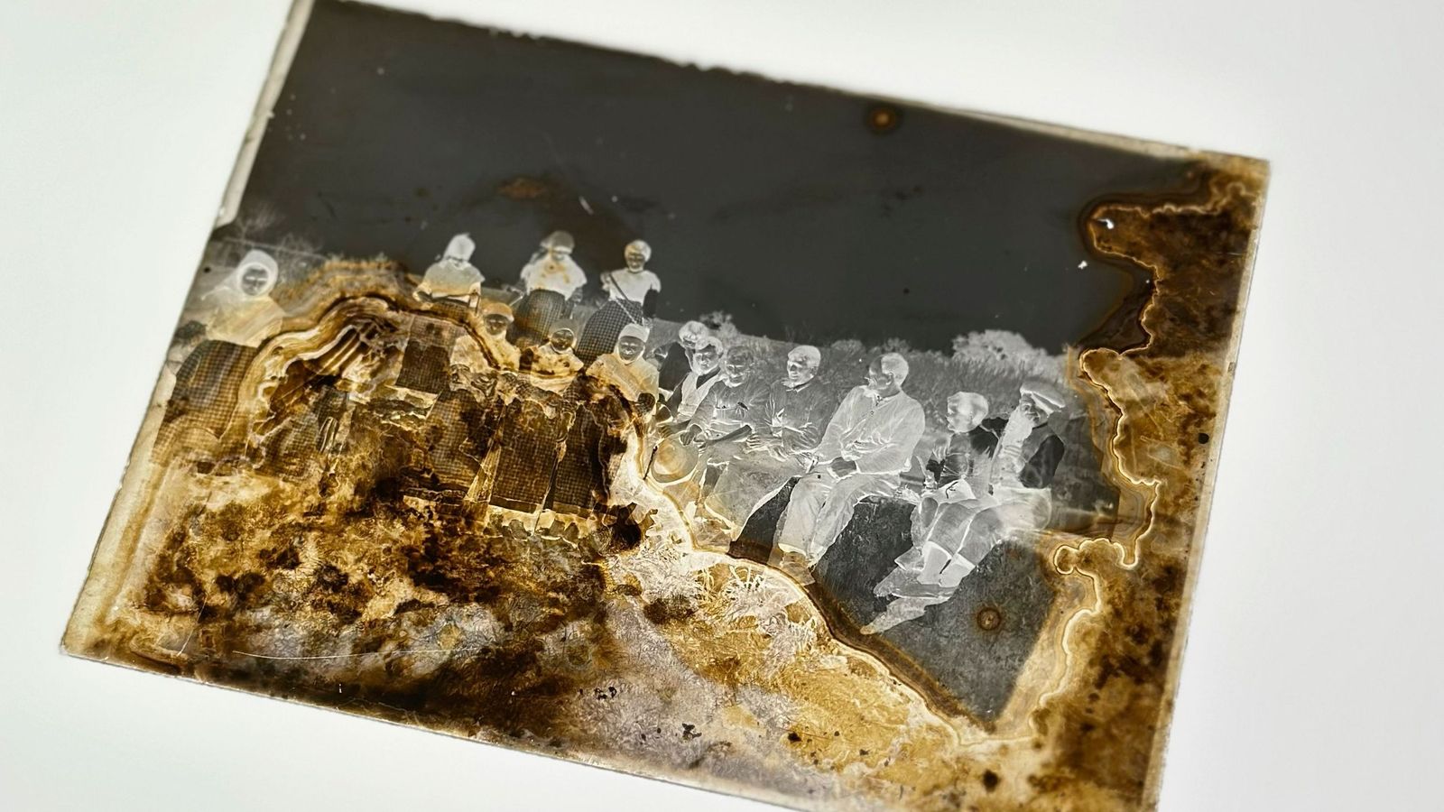 Inspección del estado de conservación del negativo en vidrio de la colección de Alfonso Pérez Pardo, 2025 .