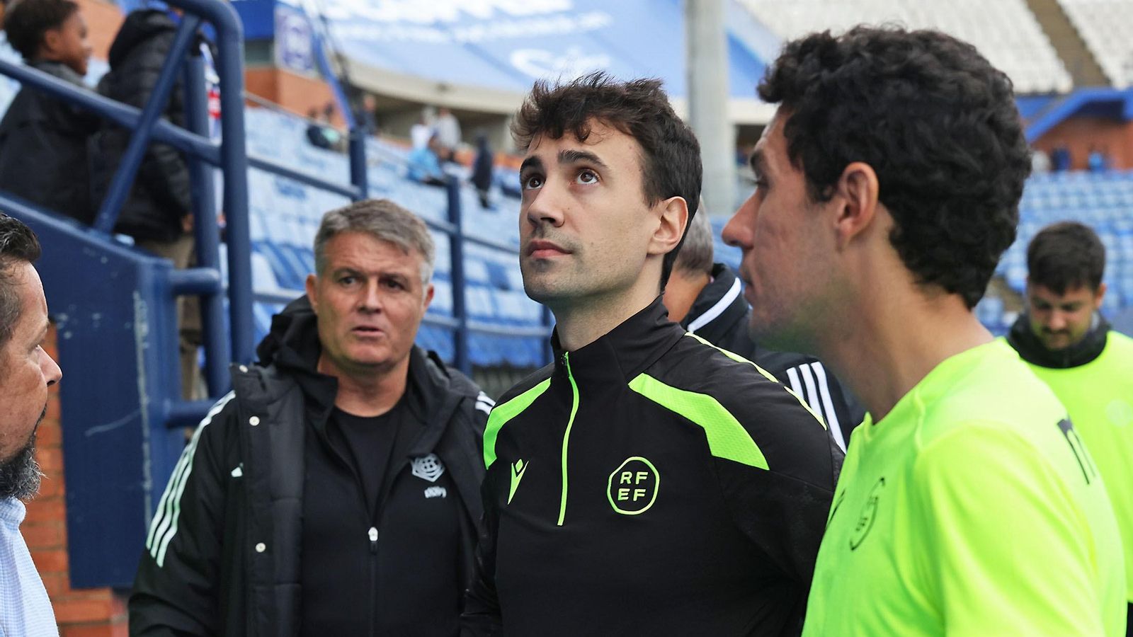 Carlos Agraz observa en la distancia la estructura afectada.