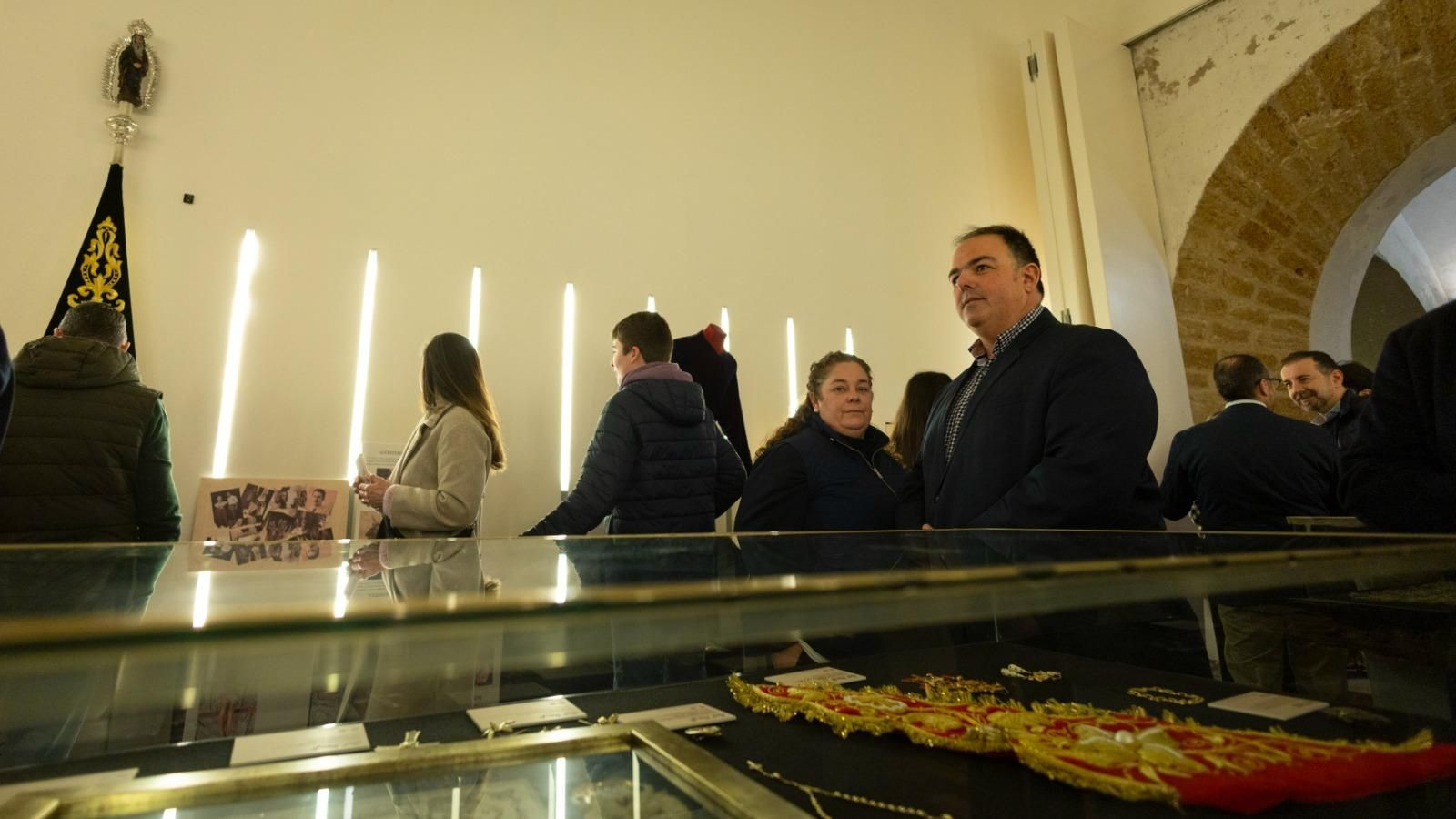 Inaugurada la muestra 'Dei Craft': San Fernando muestra su patrimonio cofrade