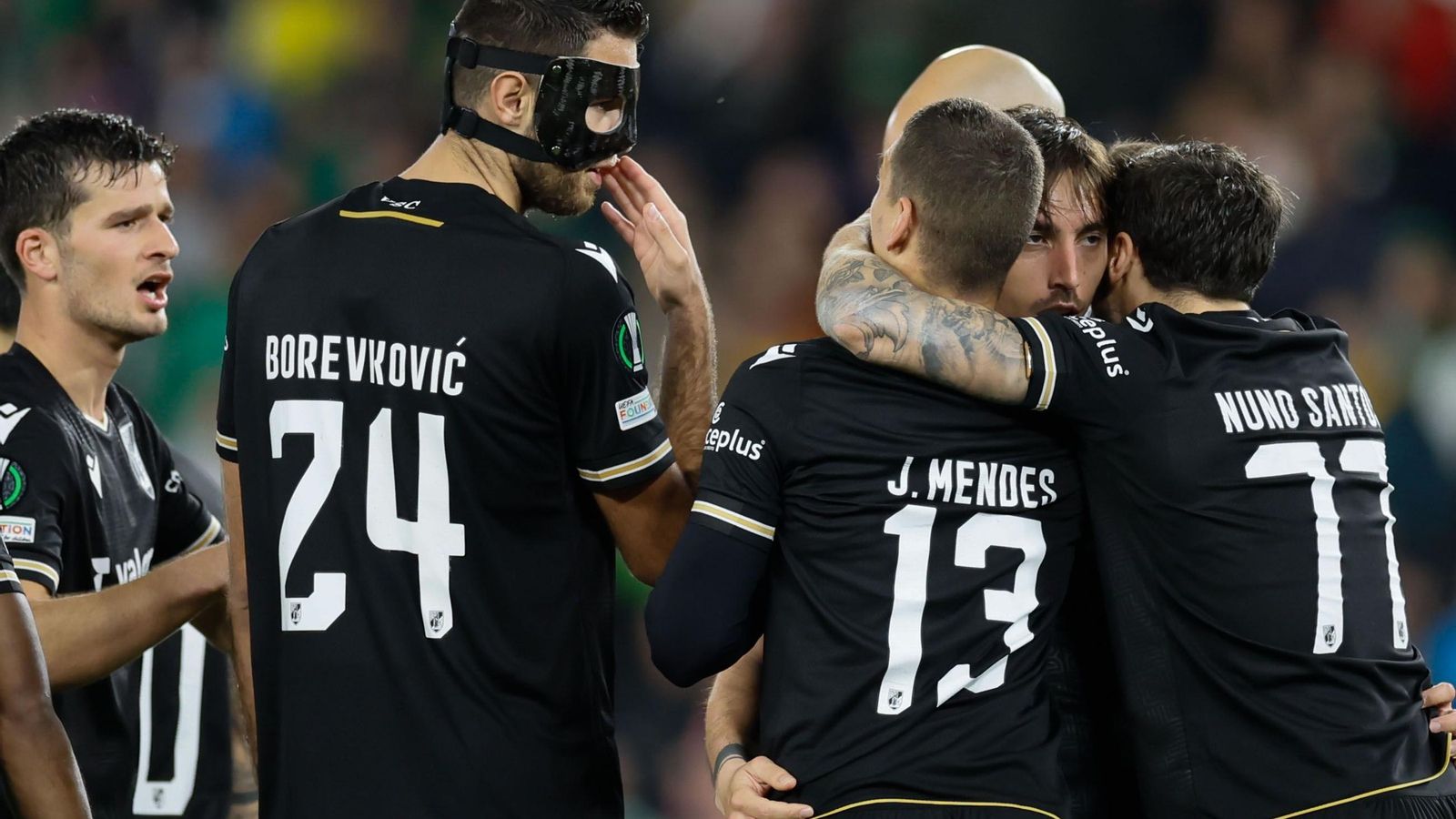 Los jugadores del Vitoria celebran el tanto de Joao Mendes, el del empate a uno.