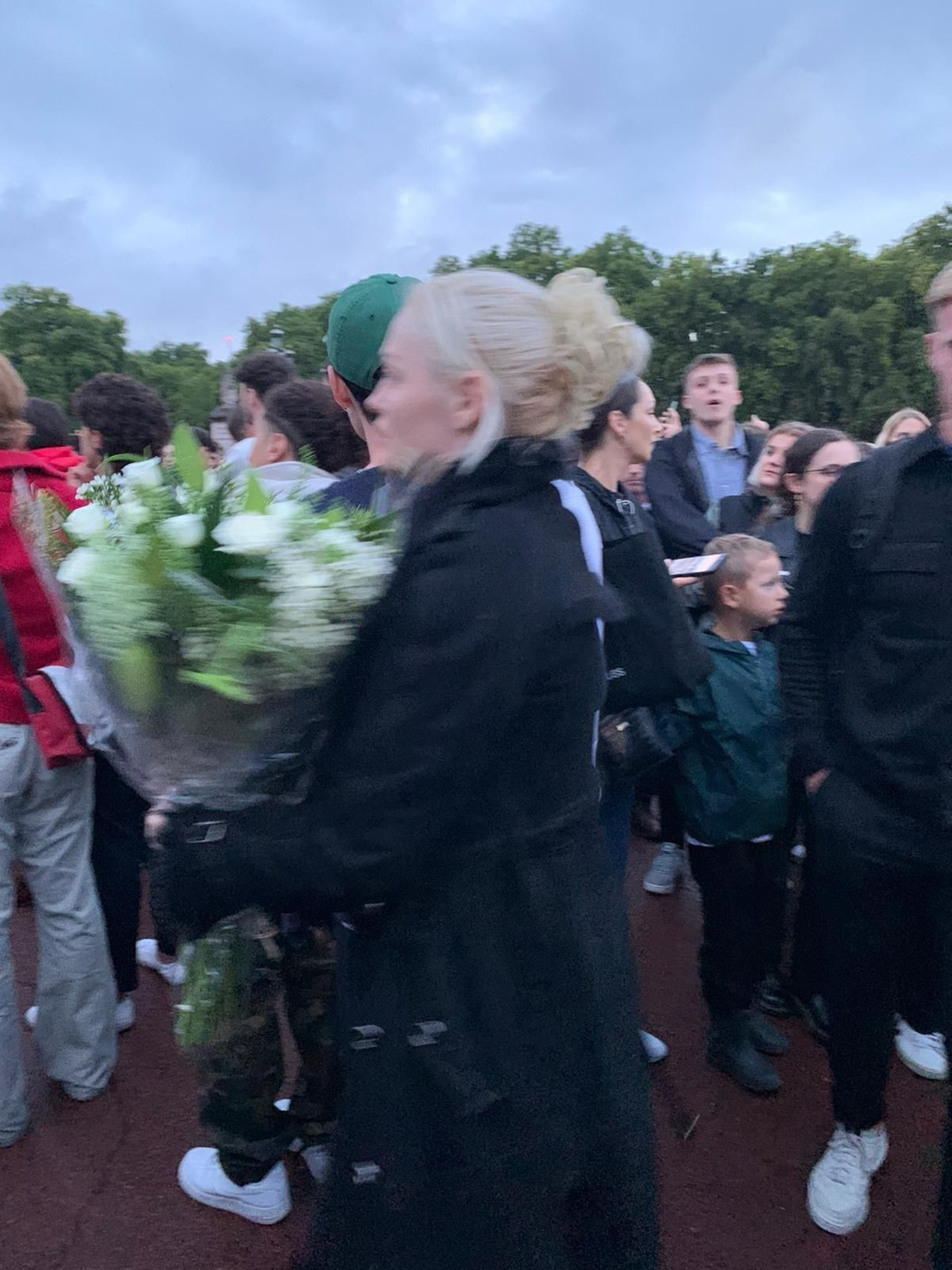 Los británicos acuden a Buckingham Palace tras el anuncio de la muerte de Isabel II