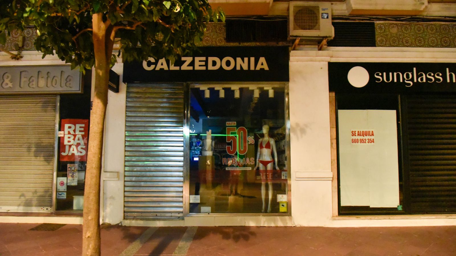 Fotos de edificios públicos y escaparates apagados en Algeciras por el plan de ahorro energético