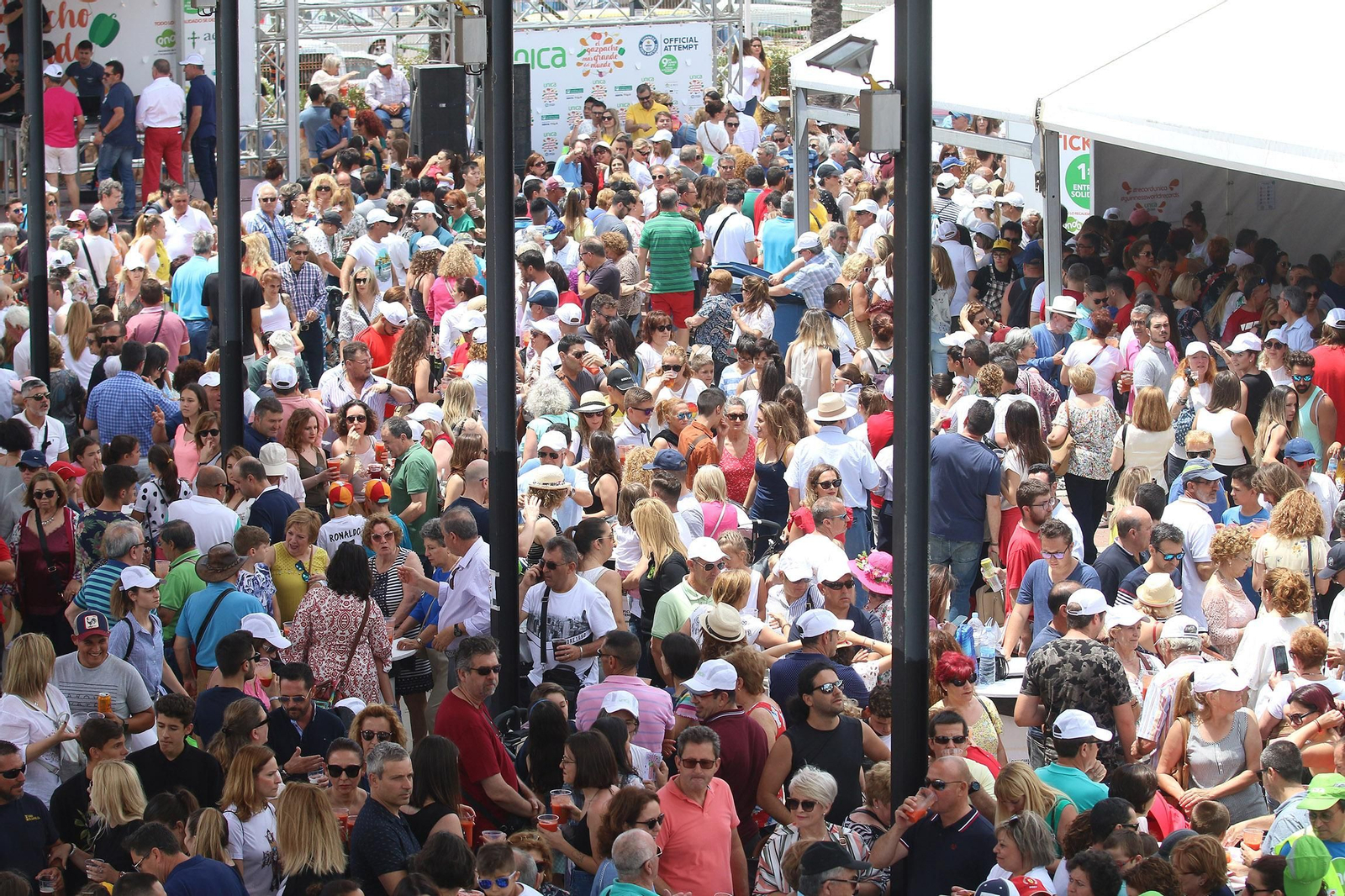 Fotogalería del récord Guinnes del gazpacho más grande del mundo