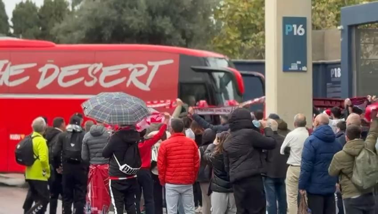 Recibimiento de la afición de la UD Almería al equipo en Málaga
