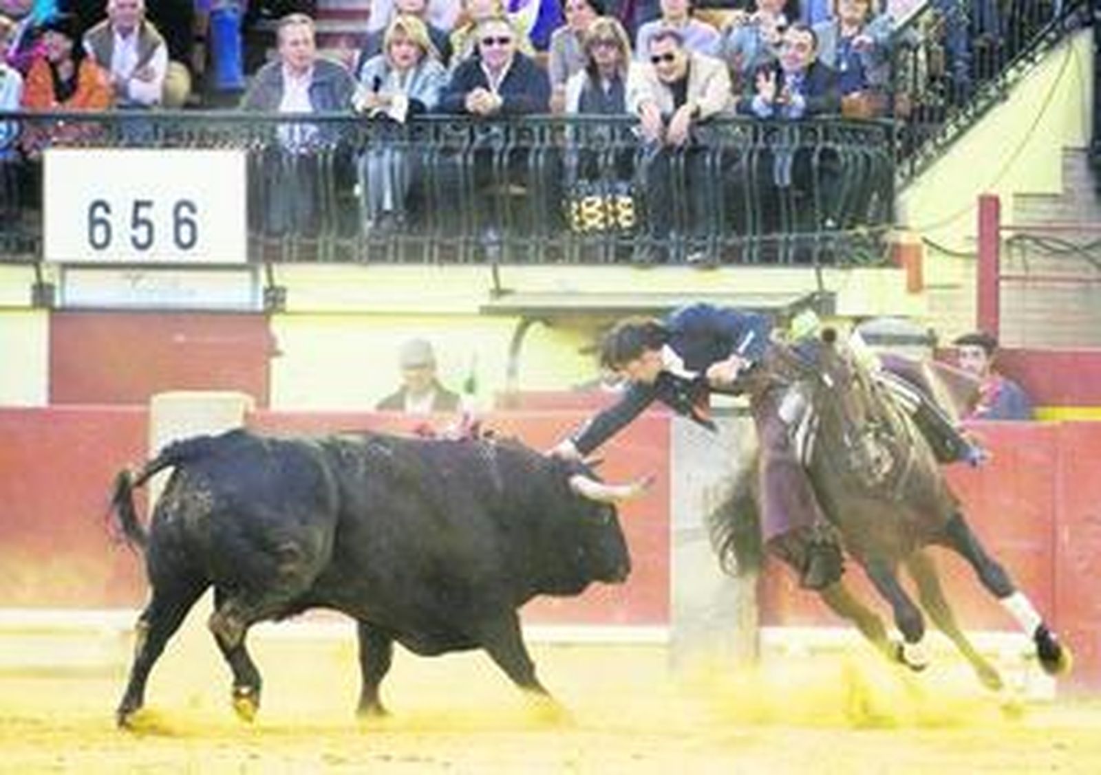 Diego Ventura, en un adorno ante el tercer toro del festejo.