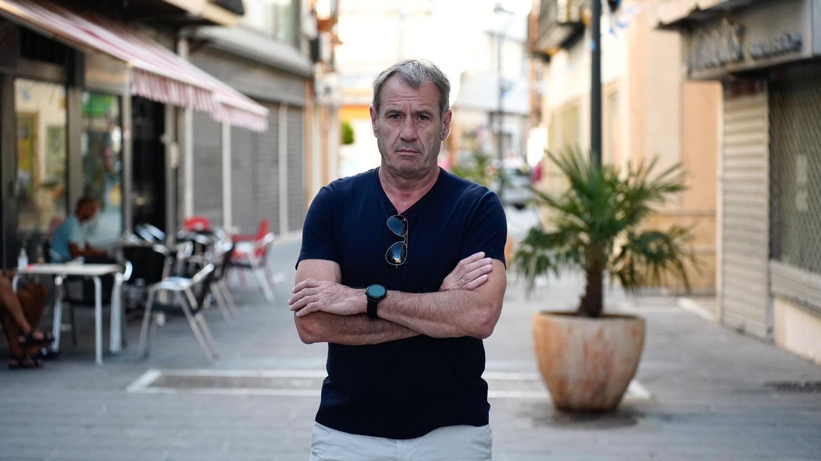 Benito Sánchez posa en la calle Tarifa, en Algeciras, ciudad que visita varias veces cada año