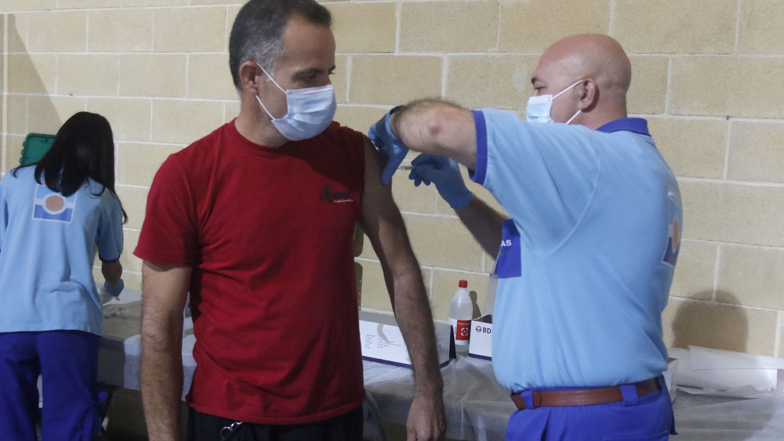 El enfermero Manolo García administra una de las monodosis de Janssen.