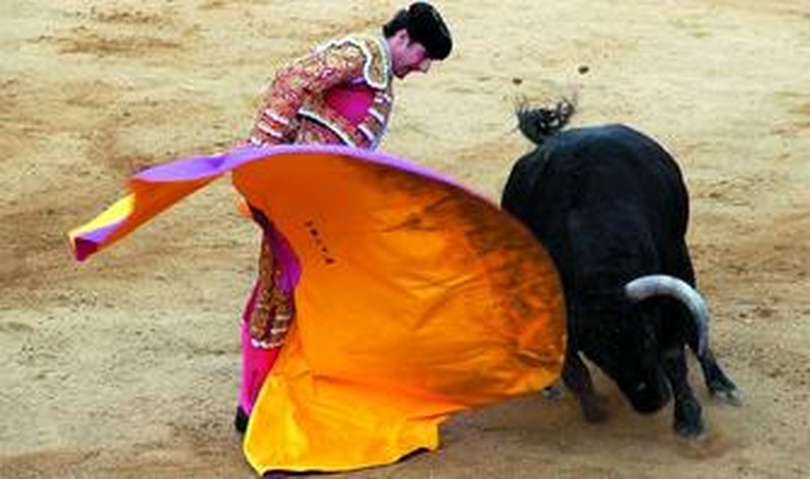 Un bonito remate de El Fandi, triunfador del festejo, que se estrenaba en la tarde de ayer en la plaza de toros de San Fernando.