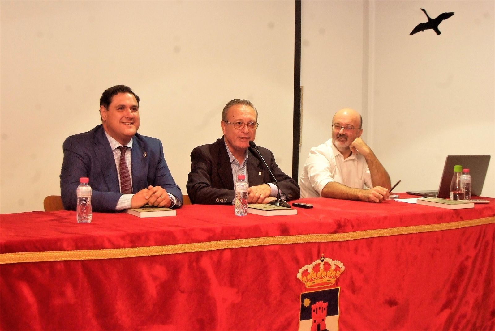 Francisco Alonso del IEA con el concejal José Galdeano y el autor, Juan Francisco Iborra.