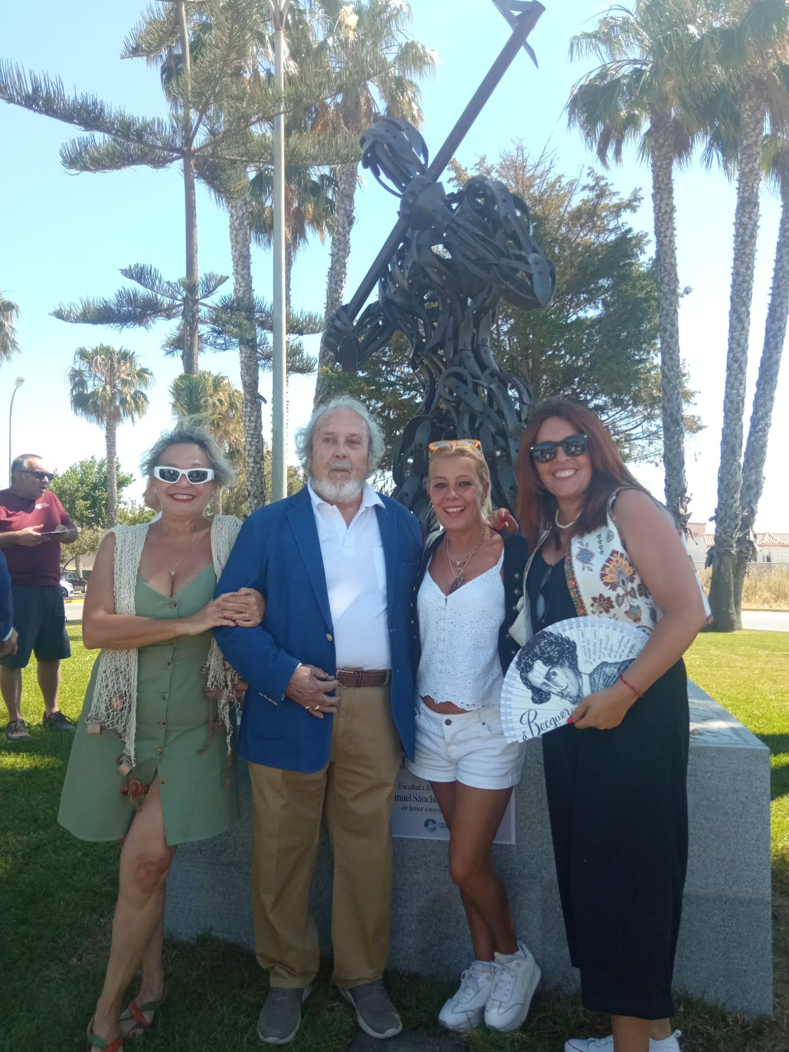 Sanro, posando ante su escultura.