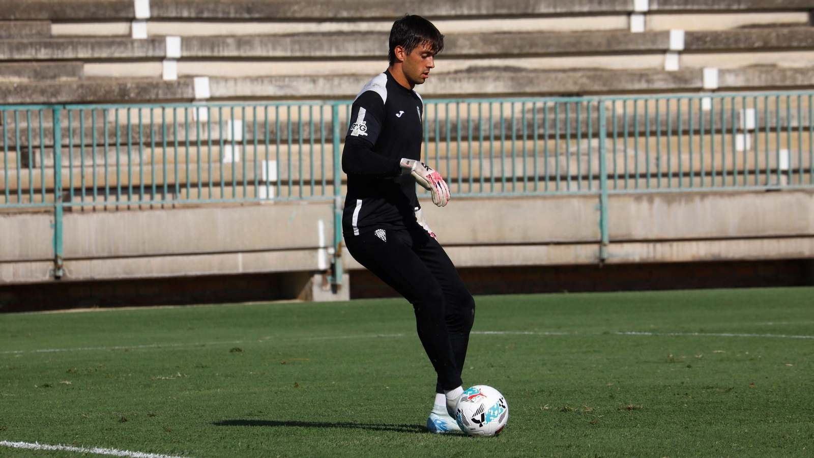 Iker Álvarez controla el balón en un entrenamiento del Córdoba CF en la Ciudad Deportiva.
