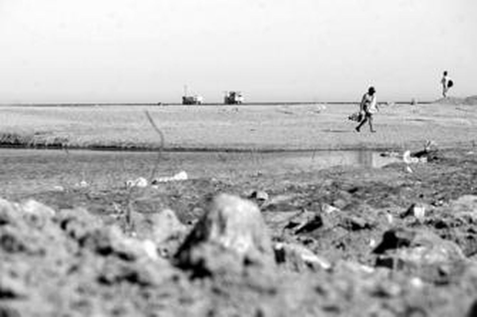 Imagen de la desembocadura del Guadalhorce, tomada ayer, donde la Junta de Andalucía ha paralizado los trabajos del puerto deportivo.