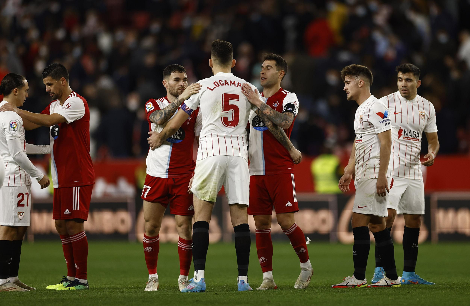 Ocampos saluda a los laterales del Celta Javi Galán y Hugo Mallo al término del partido.