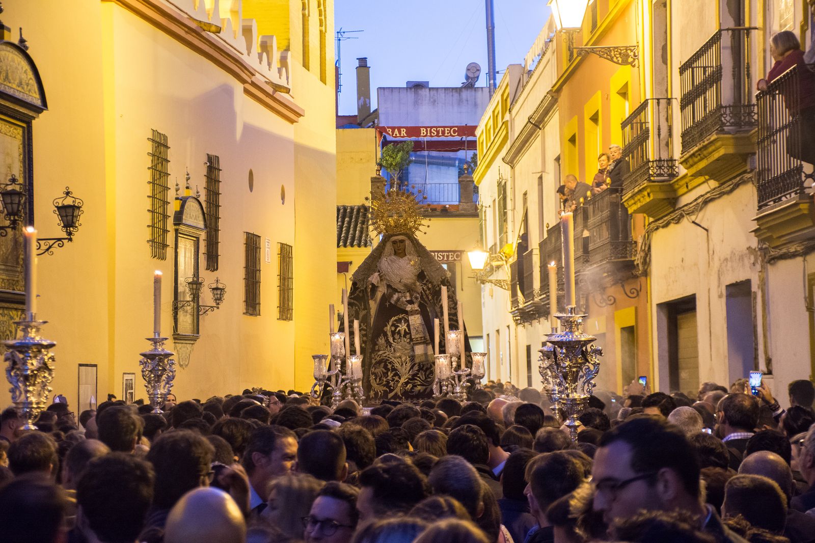 Traslado de la Esperanza de Triana a su capilla