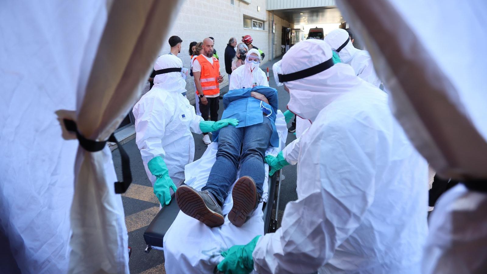 Actuaciones durante el simulacro del Hospital Juan Ramón Jiménez. Actuaciones durante el simulacro del Hospital Juan Ramón Jiménez.