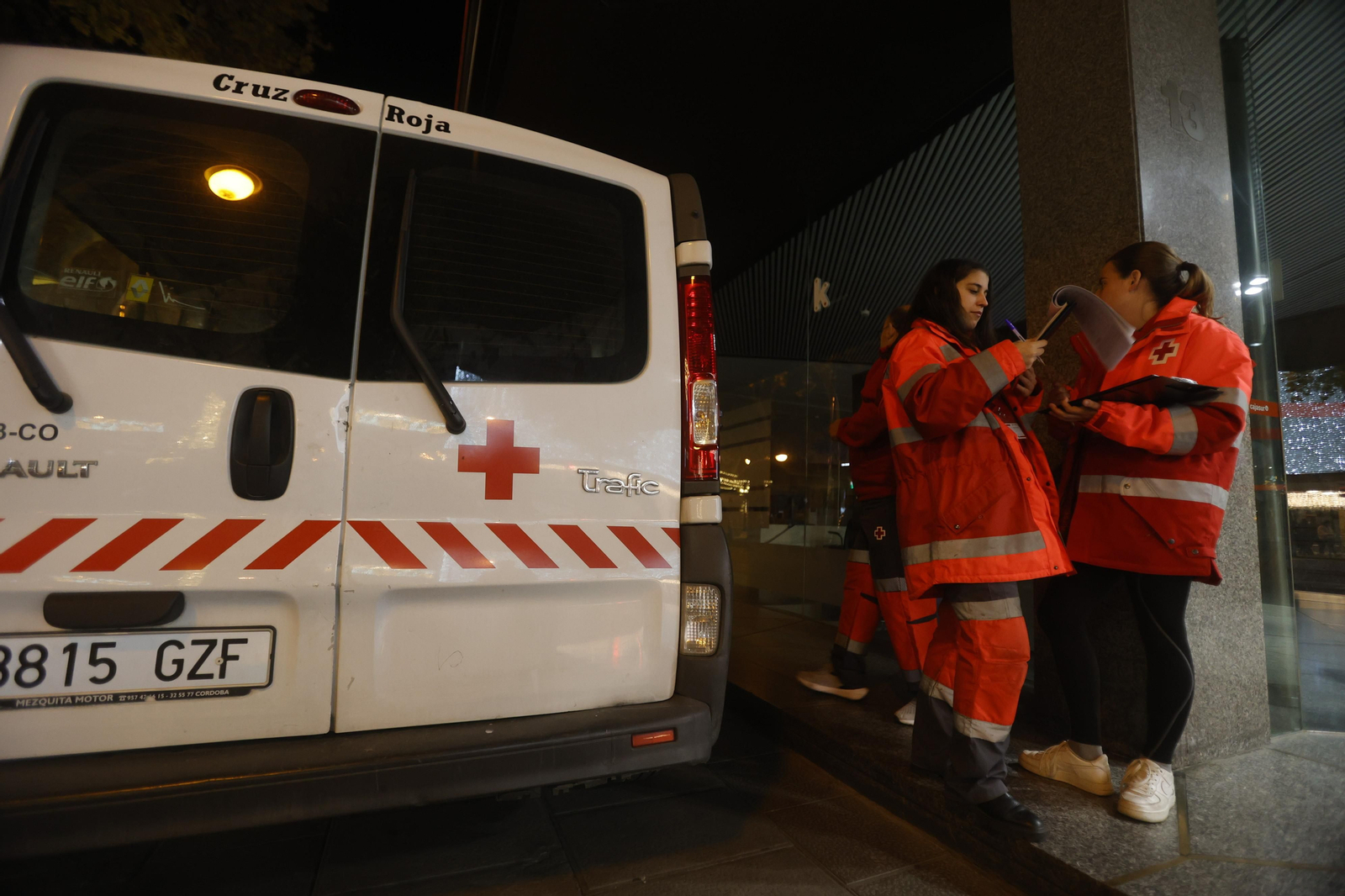 Una noche con el servicio de atención a personas sin hogar de Cruz Roja Córdoba, en imágenes