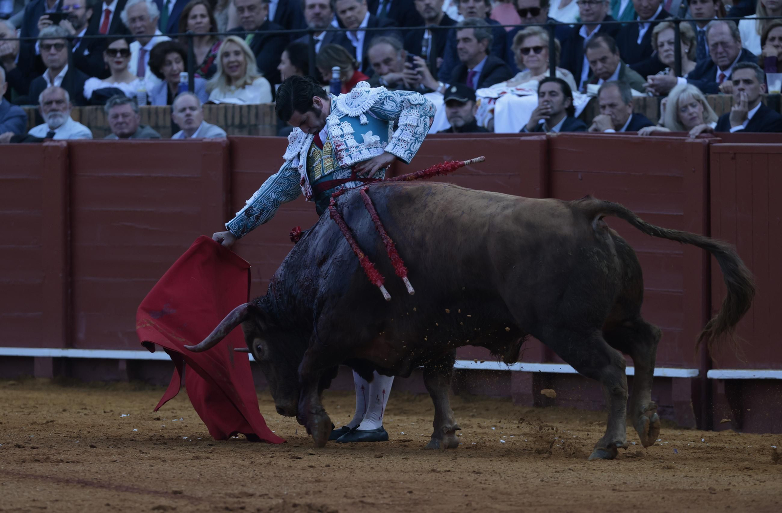 Las imágenes de los toros en Sevilla con Morante de la Puebla, José María Manzanares y Talavante