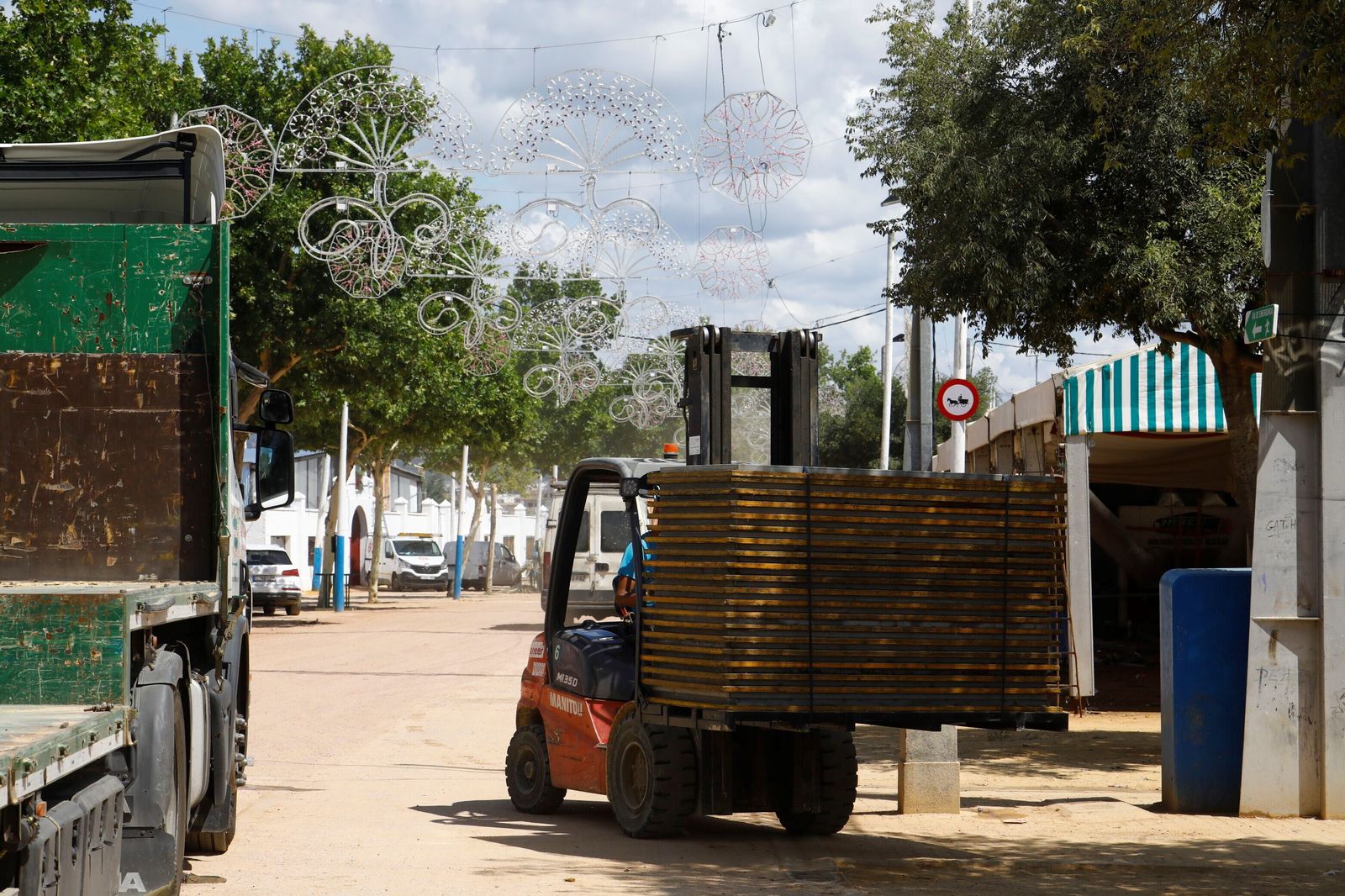 El desmontaje de las casetas y atracciones de la Feria de Córdoba, en imágenes