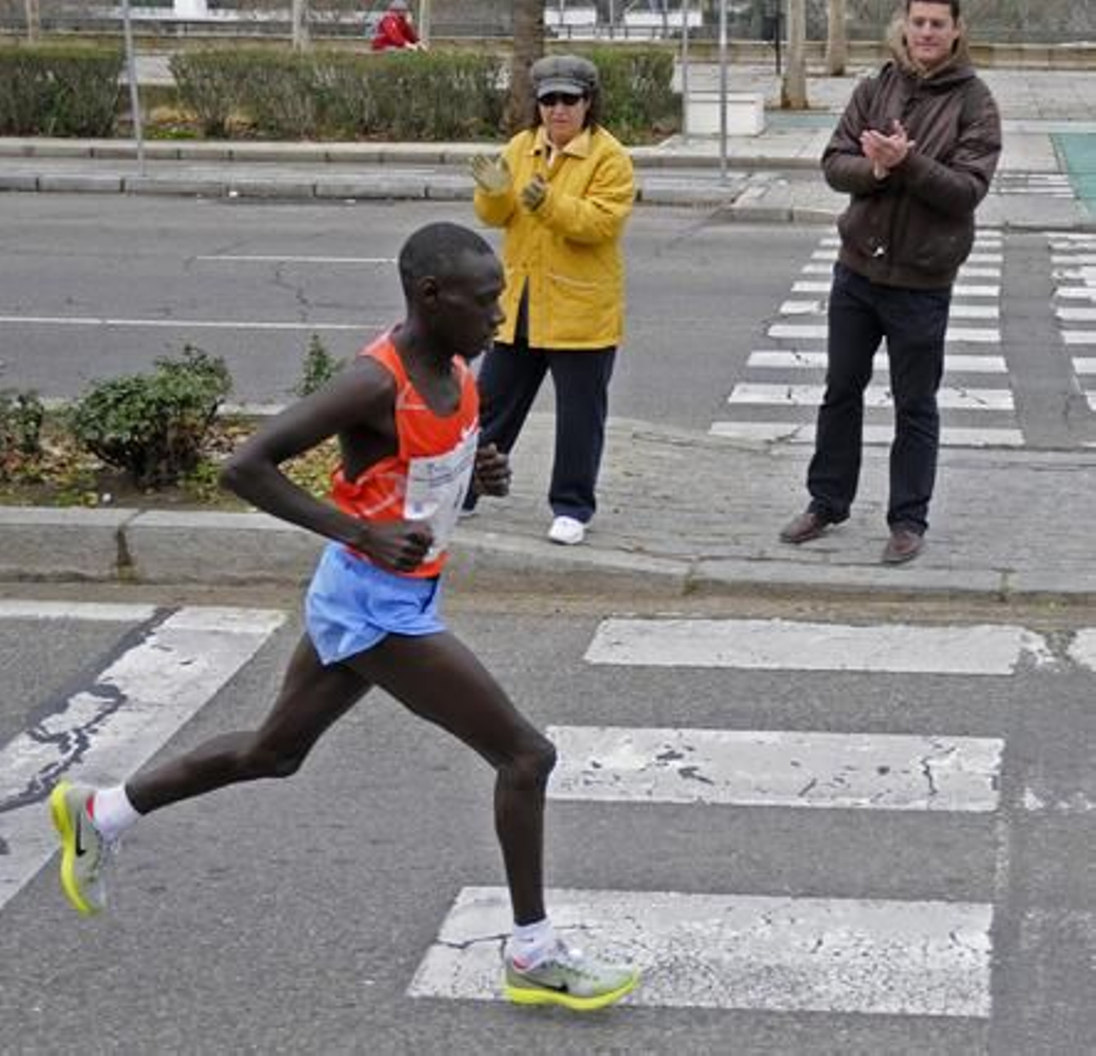 4.161 corredores han participado en el XXVI Maratón Ciudad de Sevilla 2010 Gran Premio de Andalucía, que ha acabado ganando el keniano Phillip Biwot. / Juan Carlos Vázquez