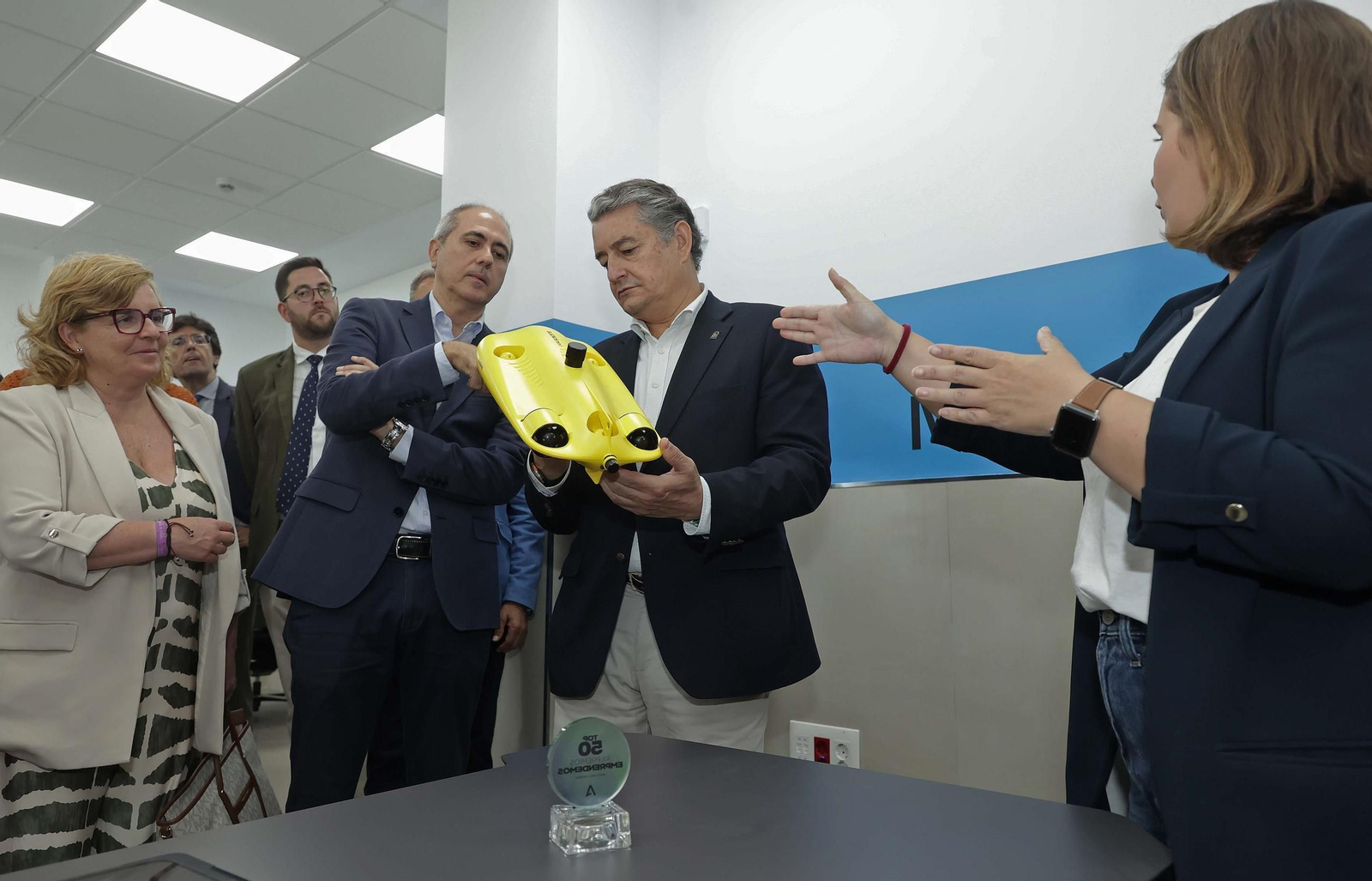 El consejero de la Presidencia, Antonio Sanz, en la apertura del centro Misión de Algeciras.
