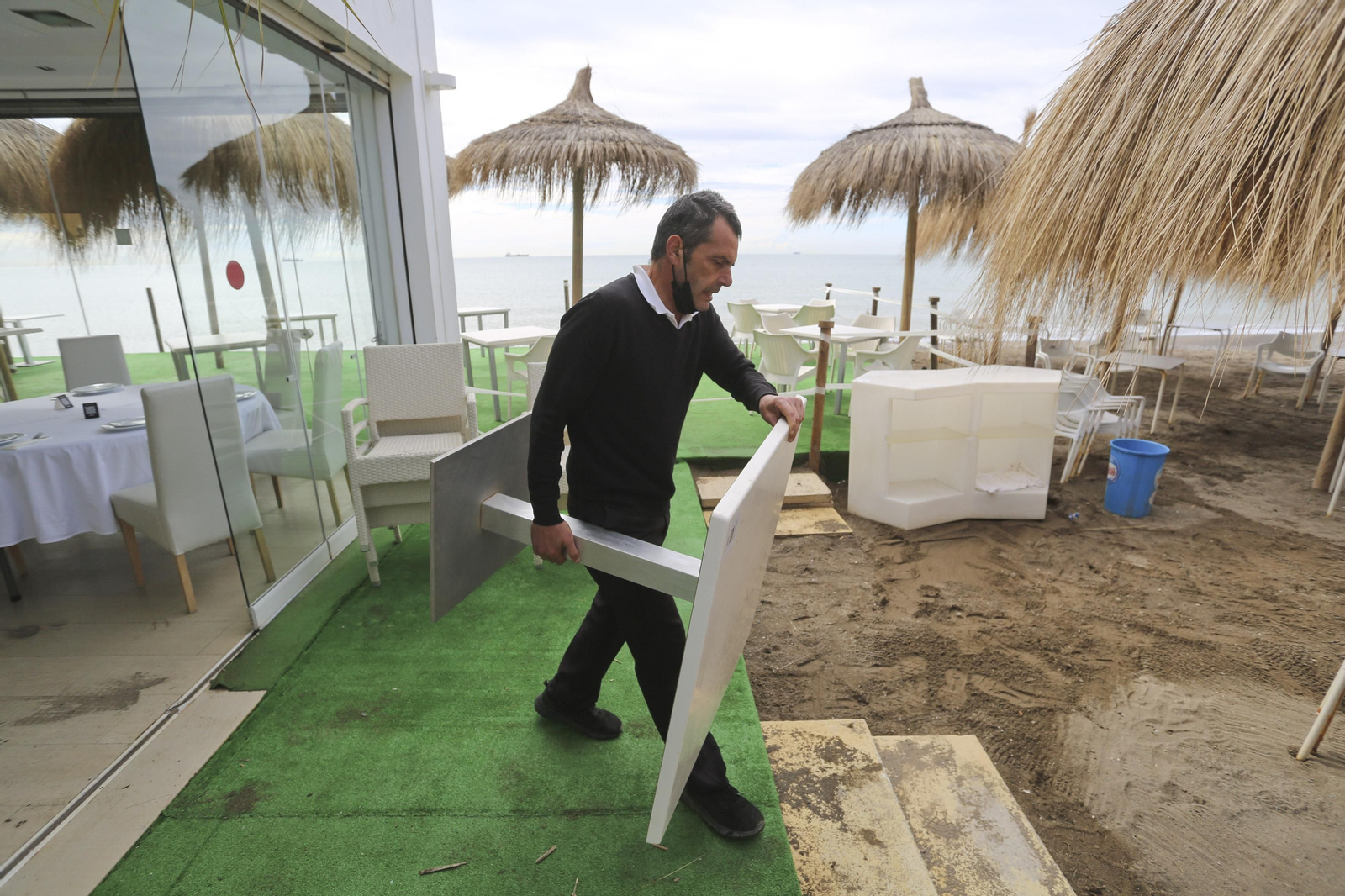 Las fotos de los trabajos en los paseos marítimos y chiringuitos de Málaga para paliar los efectos del temporal