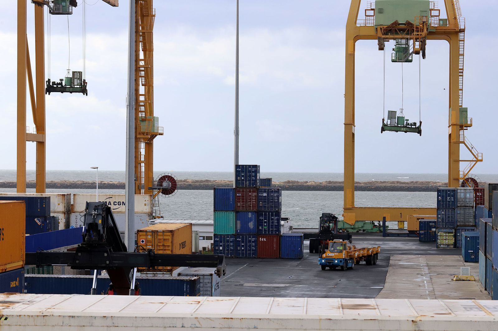 Actividad en el muelle de contenedores del Puerto exterior.