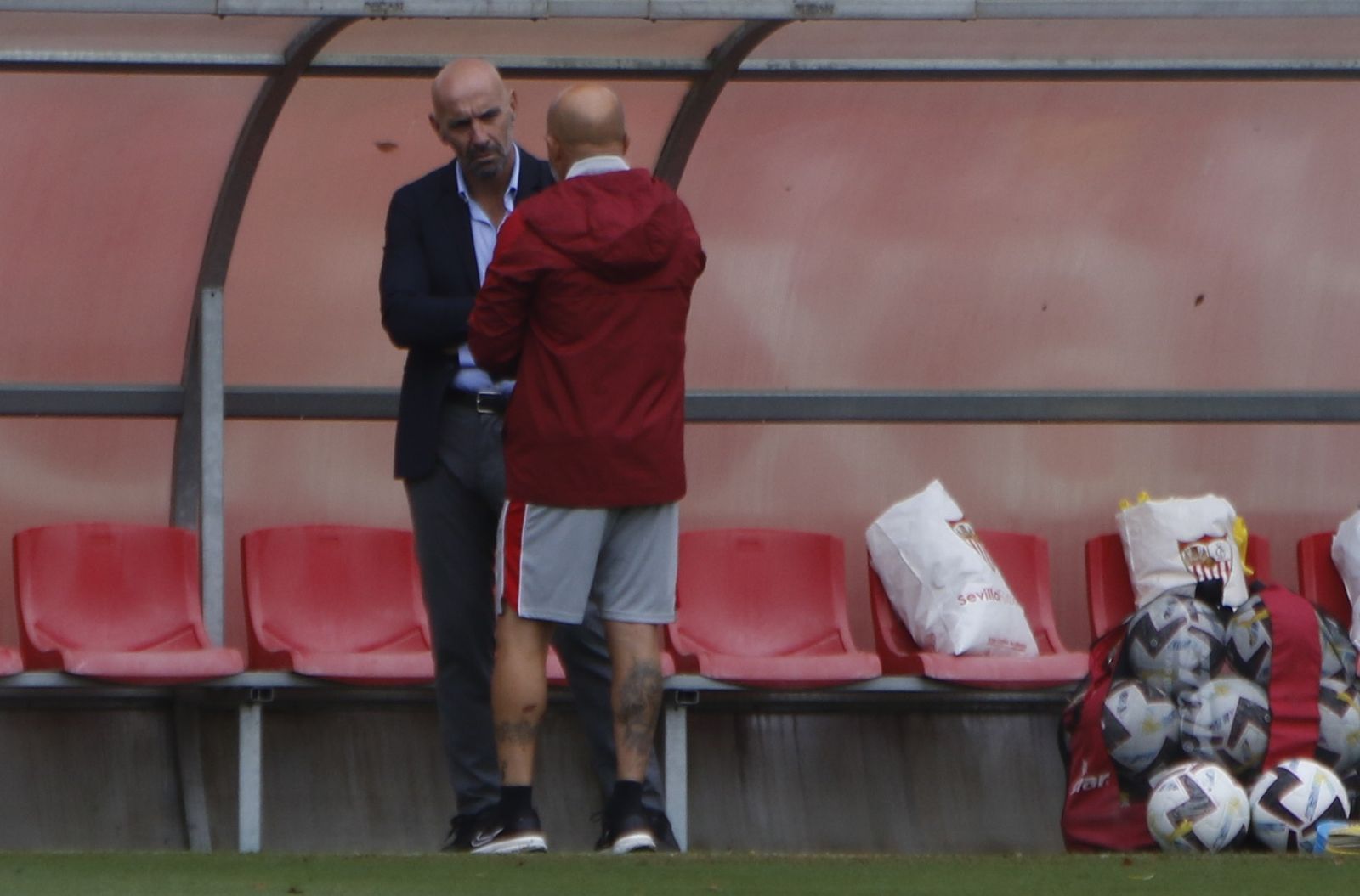 Sampaoli dialoga con Monchi en el entrenamiento del viernes.