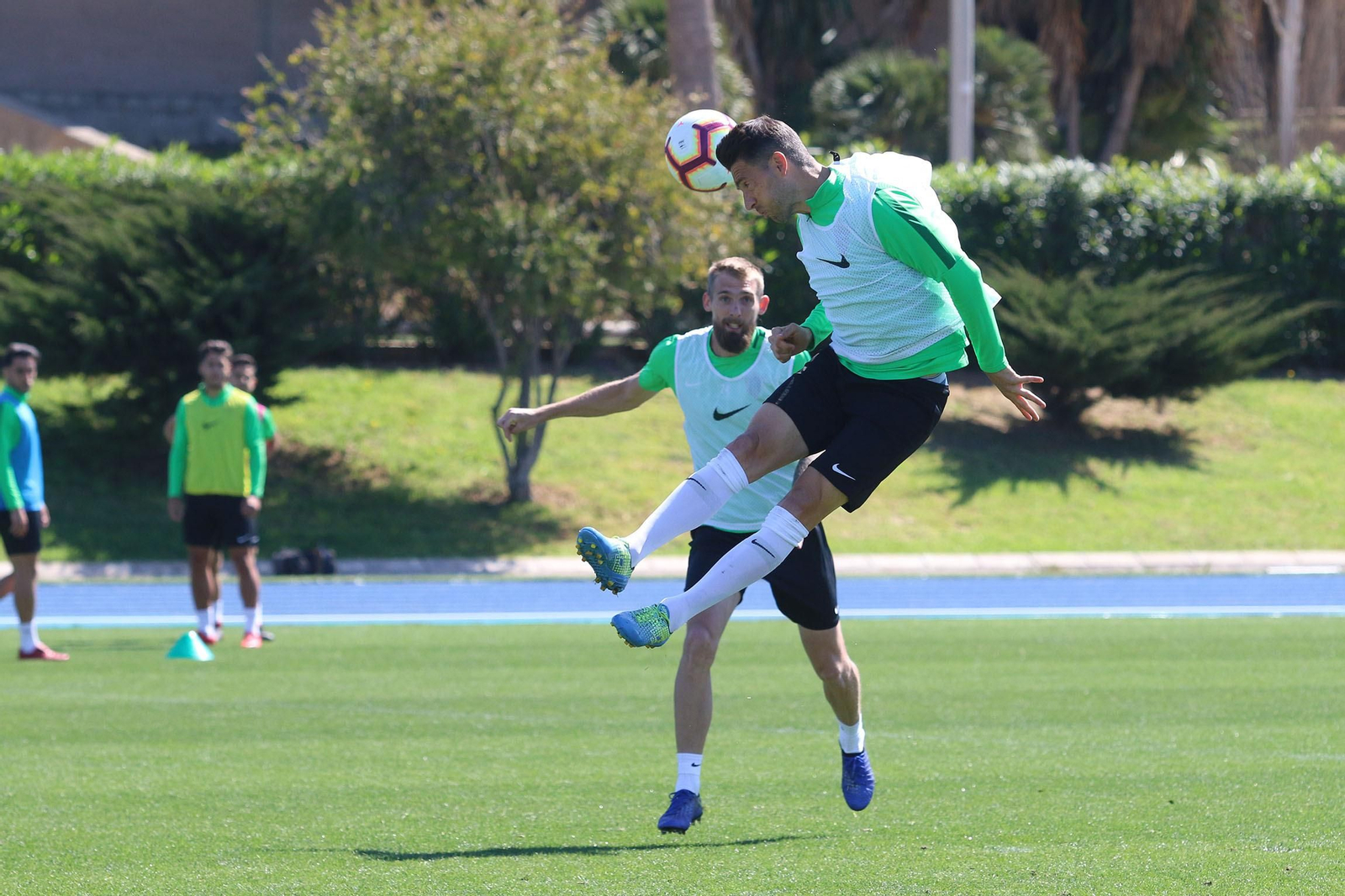 Rocha remata de cabeza en un entrenamiento en presencia de Saveljich