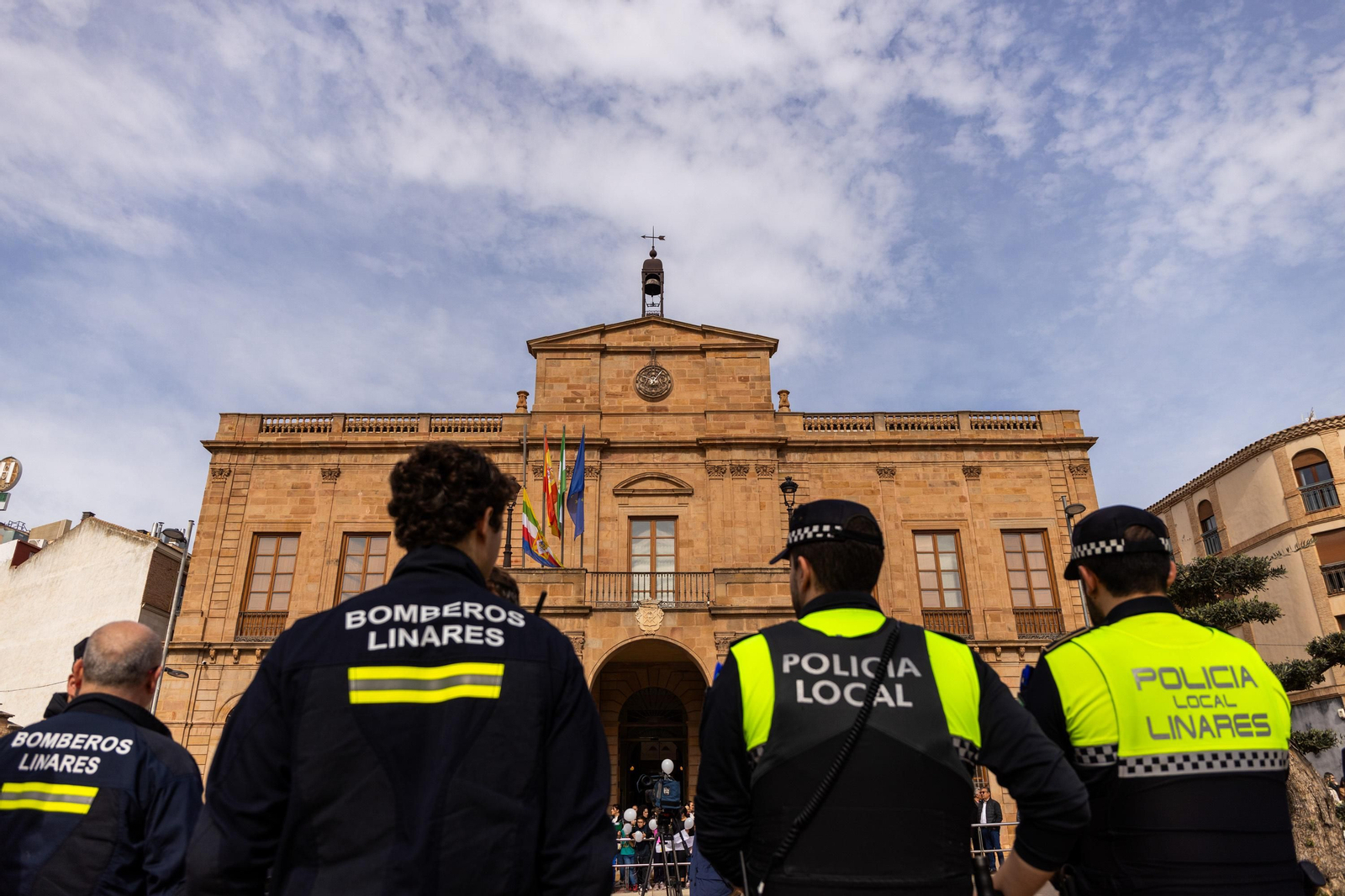 Decenas de linarenses guardan un minuto de silencio por la niña fallecida a causa del incendio en los Arrayanes.