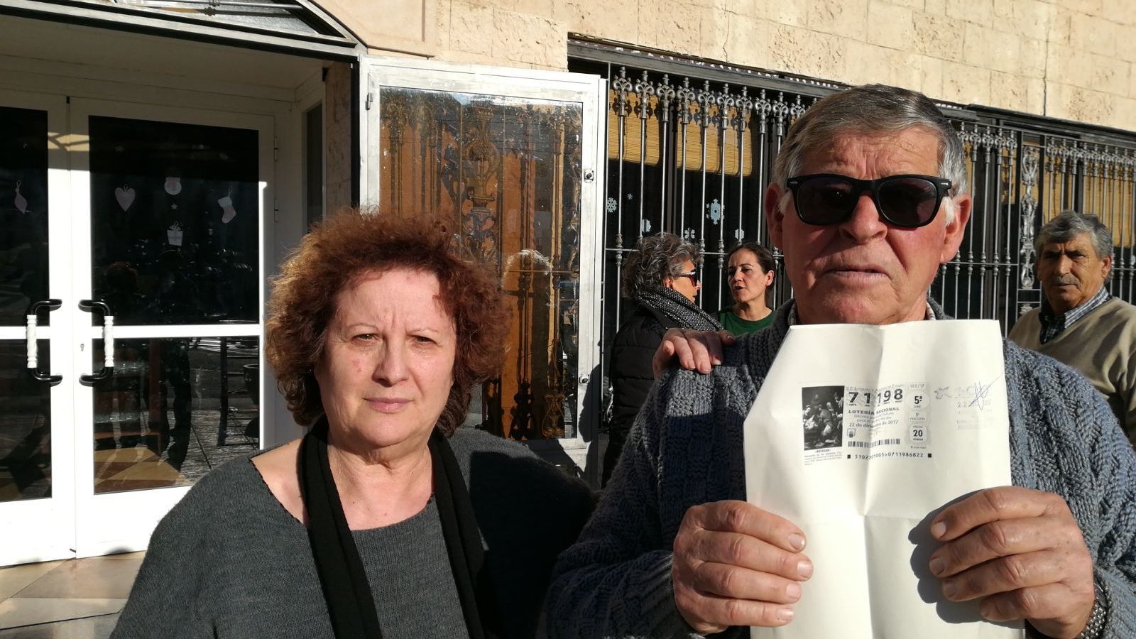 Otros de los agraciados a los que Rafael repartió el décimo