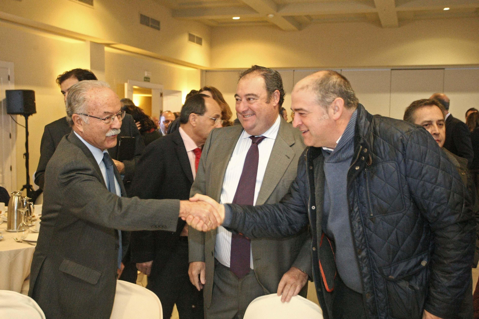 Manuel Morón saluda a Jorge Romero junto a Tomás Valiente.