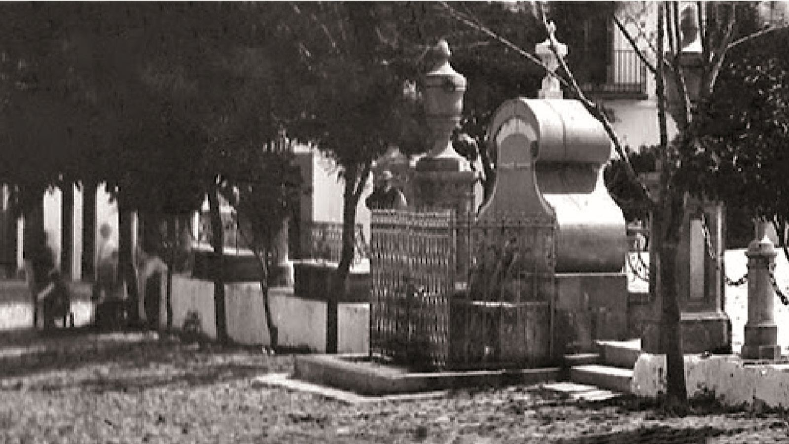 Fuente de la Plaza Alta en una fotografía de 1870 tomada por G. W. Wilson. Véase la reja de hierro que la clausuraba desde 1854.
