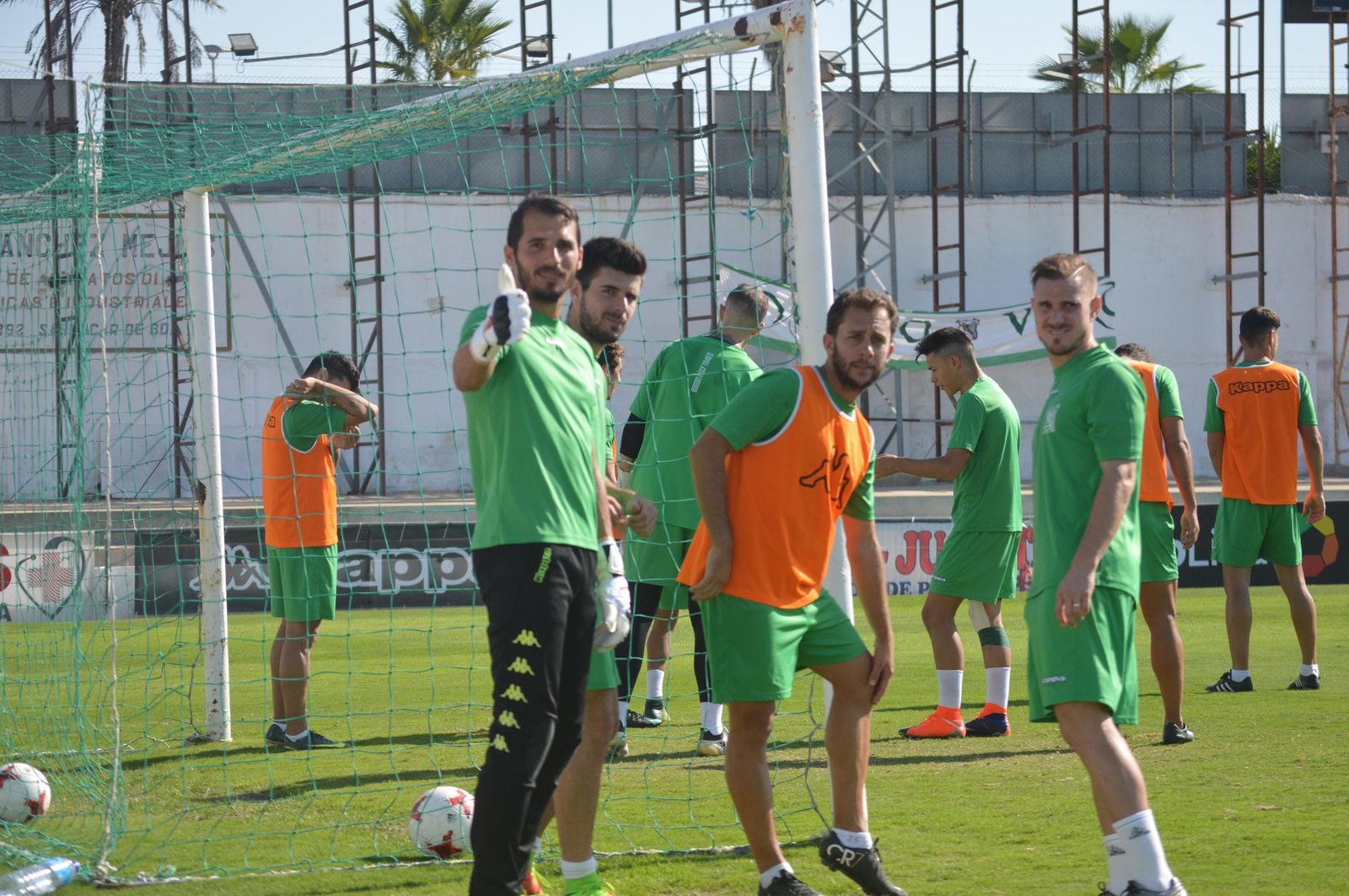 Fran saluda a la cámara en un entrenamiento junto a Alberto Fernández y Chirri.