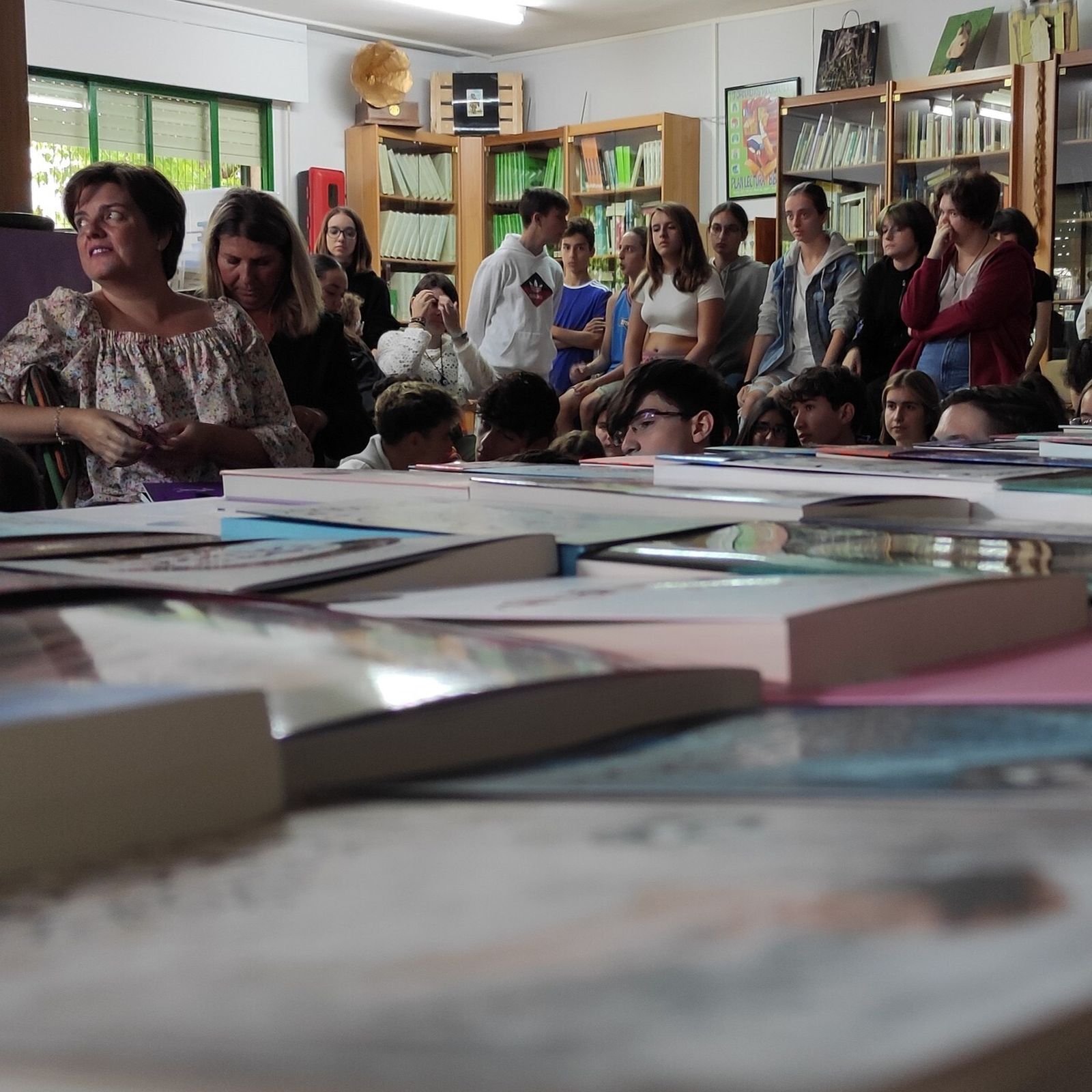 Alumnos del centro y representantes del Ampa, en la biblioteca del IES Caballero Bonald.