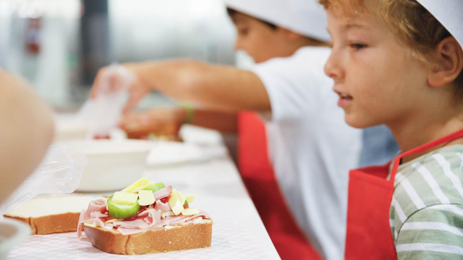 Las imágenes del taller infantil de cocina en el mercado de Almería