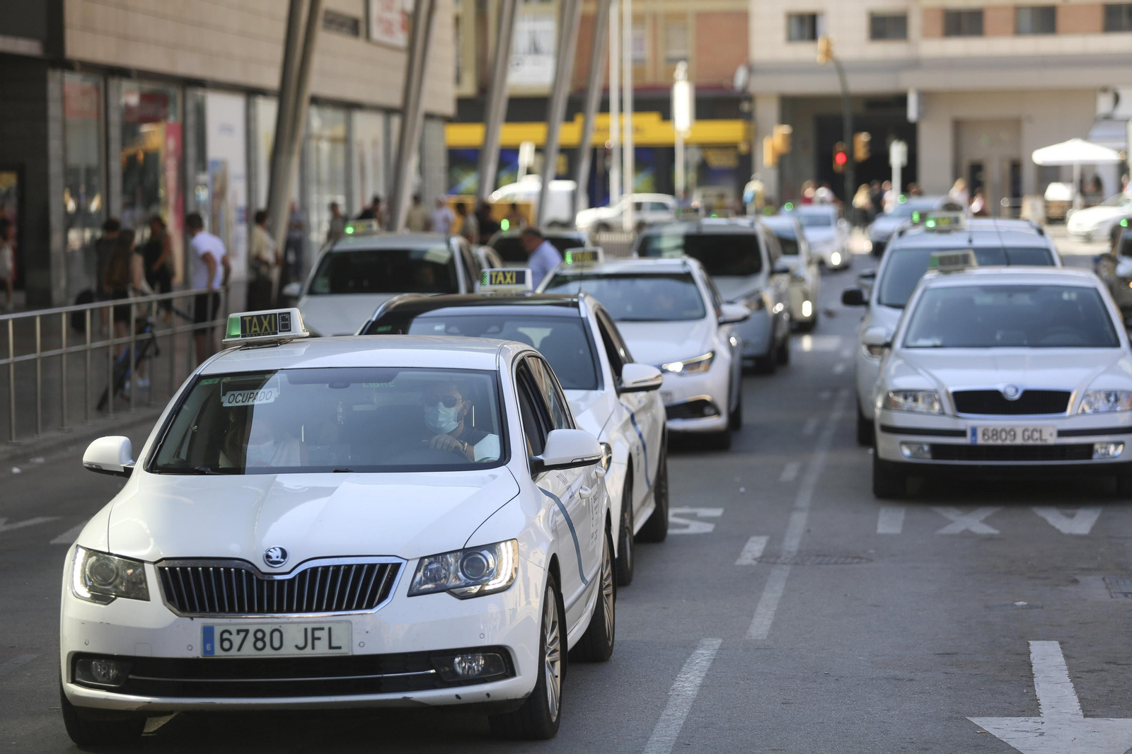 Taxis en la parada junto a la estación de trenes María Zambrano. Taxis en la parada junto a la estación de trenes María Zambrano.