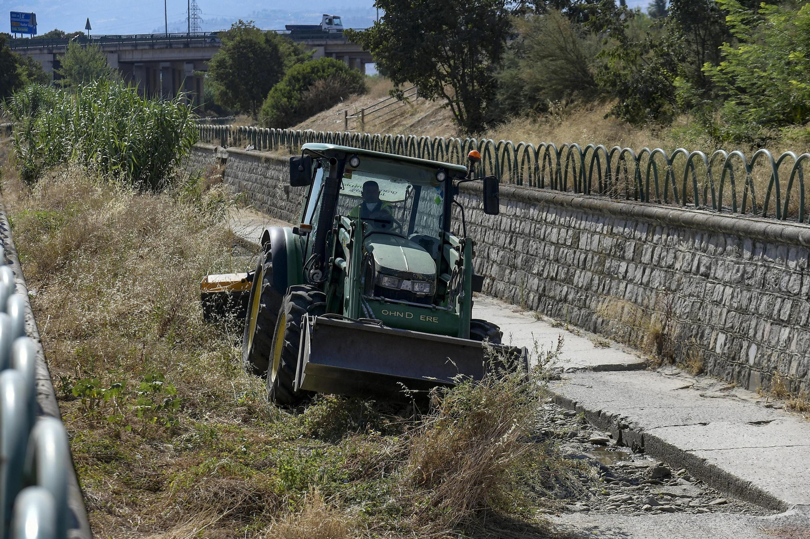 Actuación de limpieza de solares sobre el Rio Monachil