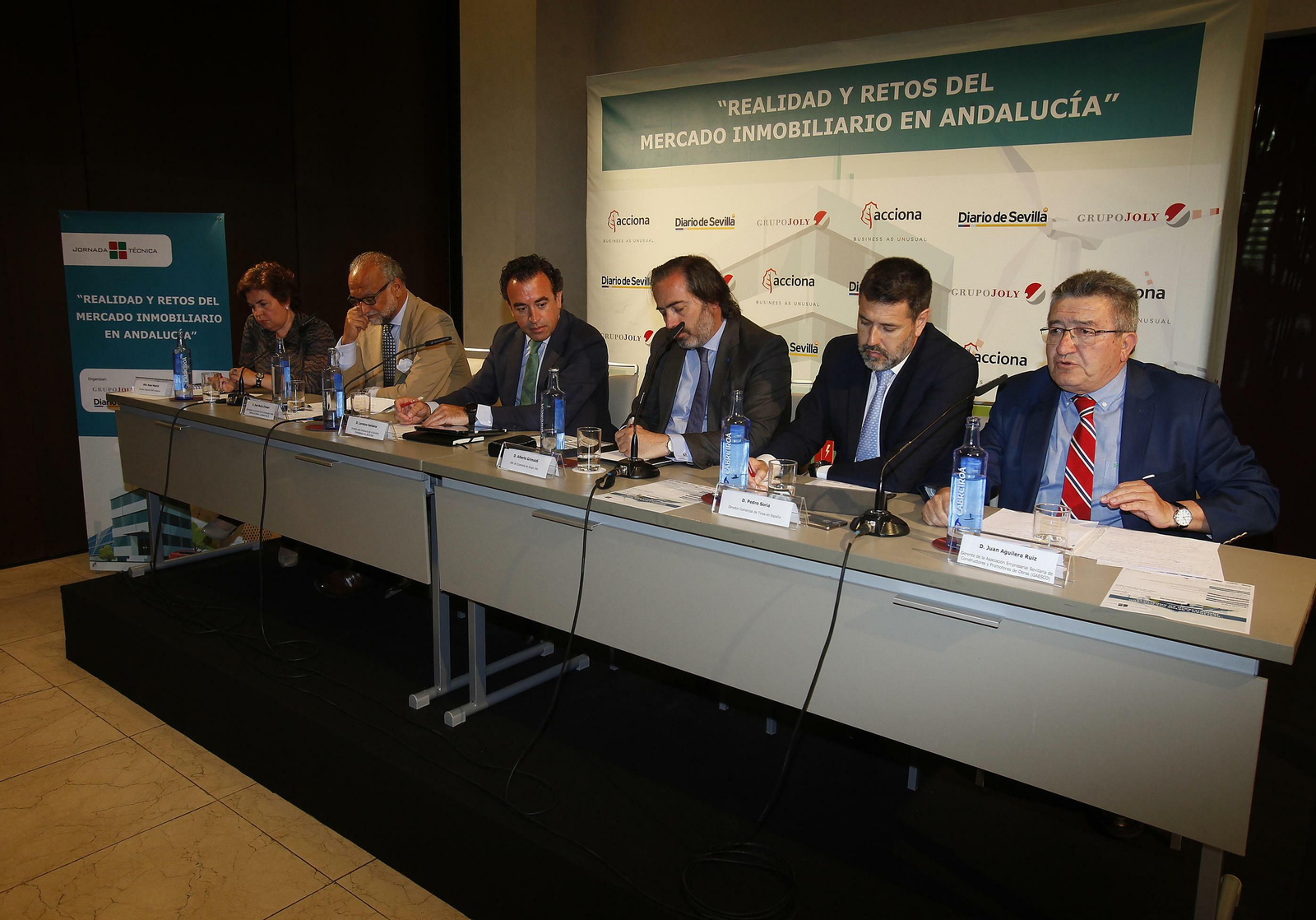 Rosa Madrid, directora regional de CBRE Andalucía; el catedrático en Economía de la Universidad Pablo de Olavide de Sevilla, José María O’Kean, el director para Andalucía de la división Inmobiliaria de Acciona, Lorenzo Santana; el redactor jefe de Economía de Grupo Joly, Alberto Grimaldi; el director comercial de Tinsa en España, Pedro Soria y el gerente de Gaesco, Juan Aguilera.